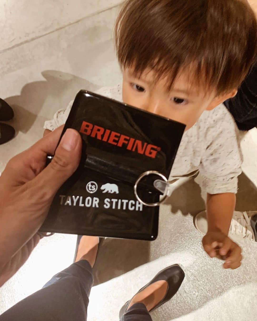 DaisukeNさんのインスタグラム写真 - (DaisukeNInstagram)「家族でBRIEFING表参道ヒルズTAYLORSTITCH×BRIEFINGコラボのリニューアルオープンへ行ってきました👪 かいりはケータリングに夢中😁 だいぶ賑わってました！ 俺の着てるシャツも🐒の白Tもtaylorstitchjapan  買い物に行って欲しいのあっても、なかなか合うサイズが無くて買えない事が結構あるから、俺の着れるXLまでの展開が何より有難い💯 秋服もたくさん調達できた✌️🍁 商品プレゼントキャンペーンをやっているそうなので、詳しくは @taylorstitchjapan から是非チェックしてみてください👍  #taylorstitchjapan#テイラースティッチ #ブリーフィング#ブリーフィングコラボ #西海岸ファッション @taylorstitchjapan #pr」9月19日 20時03分 - da7suke