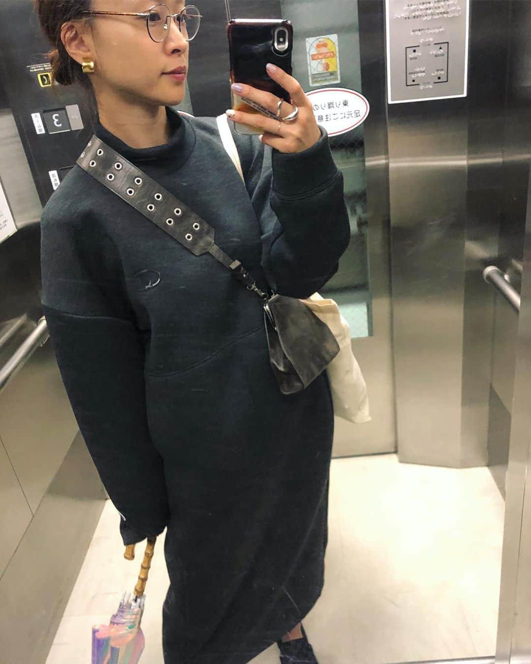 野尻美穂のインスタグラム：「昨日は寒いからこれ着てた🥺💕 とっても楽だしボンディングだからシルエットも張りがあっていい感じ🥰 早くペンドルトンのCPOと合わせて着たいな🐏 ミホナノアイテムはナノユニバース全店で発売中だよ！ 傘もお気に入りぃ☂️ #mihonano #相方不在時所定の場所」