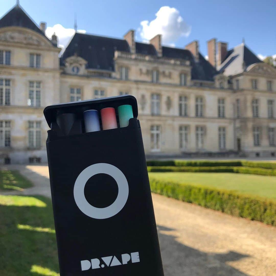 DR.VAPEさんのインスタグラム写真 - (DR.VAPEInstagram)「秋晴れの日☀️にシャトー🏰ゴルフ⛳️🏌️‍♀️ 自然の中でも爽やかなDr. Vape はしっくり馴染みます。 * * #DRVAPE#VAPE#GolfChateaudeRaray#France#travelgram#traveltotheworld#instagood#travel#ドクターベープ#べイプ#シャトーゴルフ#フランス#思い出#旅行#タビジョ#世界旅行#健康#旅好きな人と繋がりたい#禁煙#禁煙グッズ#タバコ#禁煙したい#旅好き#ゴルフ#ゴルフ女子#欧米#ヨーロッパ旅行」9月19日 20時03分 - dr.vape_official