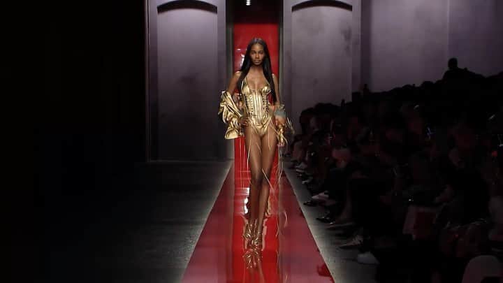のインスタグラム：「#Dsquared2SS20 runway show’s in full effect. All looks. All patterns. #RED2」