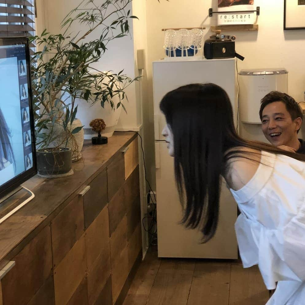 土屋太鳳さんのインスタグラム写真 - (土屋太鳳Instagram)「週末にかけてのお天気が心配ですが 気温が涼しくなっているので 秋のおだやかさが少しでも多く 空気を包みますように…！ 心から祈っています。 . お気づきのかたも多いと思いますが 空の写真が多いときは ビジュアルの公開がまだの撮影なので しばらくは写真がなかなか載せられない… ということで 少し前に載せたかった  Photo exhibition『女優顔』in「Art Macao 2019」 ～Photographer富取正明～ 「女優顔」 での写真を✨ . 富取さんから 「どれを使ってもいいよ！」と 有り難いお言葉をいただいたので 載せたいと思うのですが、 まあとにかく、 この「女優顔」での私は 私じゃないみたいで…！！！ しかもその場でどんどん 撮ったカットを見せてくださるのですが 見るたびに驚いてばかりだったので、 その驚いてる顔から 載せようと思います。 「すごー！」って言ってます。 #女優顔 #ArtMacao2019 #富取正明 さん」9月19日 20時16分 - taotsuchiya_official