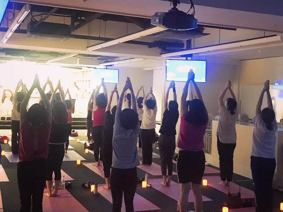池田莉子さんのインスタグラム写真 - (池田莉子Instagram)「お月見YOGA 全国ツアー🌕﻿ ボディーズ in丸の内✨﻿ ヨガレッスン以外にもダンスキンさんの新作ウェア﻿ お披露目ファッションショー、トークショーを させて頂きました！！﻿ ﻿ 毎回お楽しみの抽選会では美味しいお野菜や、﻿ ボディーズ 全店舗で使えるフリーパスなどなど﻿ 素敵な景品が盛りだくさんでした 💖﻿ ﻿ 毎年来てくださる方々、今日初めてヨガをしました。﻿ という方いろんな方に来て頂き一緒にヨガをして、﻿ 心と身体のリラックス 。﻿ クラスが終わったあとも話かけて来て下さったり﻿ いつも本当にみなさんの笑顔に癒されています。﻿ 有難うございます☺️☺️﻿ ﻿ 次は西宮です。 兵庫のみなさまよろしくお願いします！﻿ ﻿ #お月見ヨガ  #ヨガ #ボディーズ #丸の内 #ダンスキン﻿ #yoga #bodies #tokyo #danskin﻿ ﻿」9月19日 20時12分 - ricoikeda