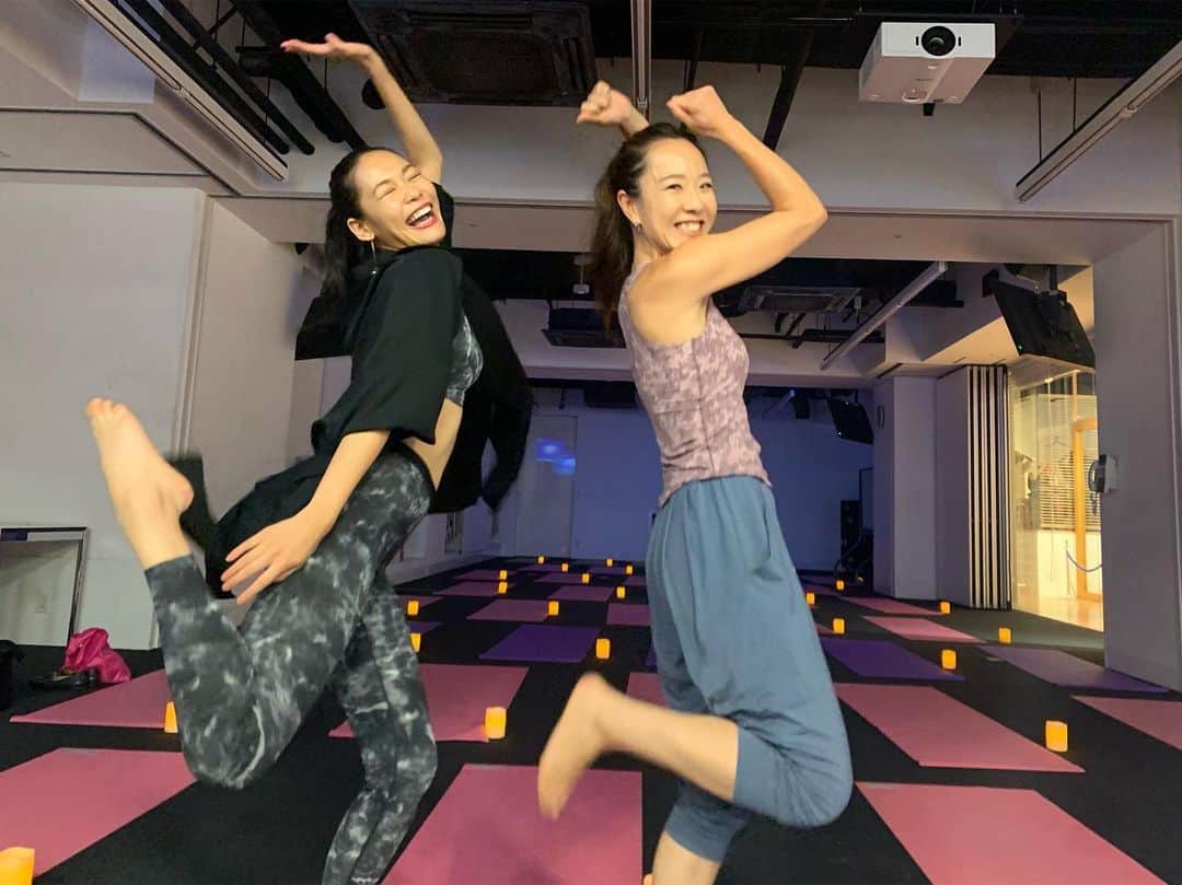 池田莉子さんのインスタグラム写真 - (池田莉子Instagram)「お月見YOGA 全国ツアー🌕﻿ ボディーズ in丸の内✨﻿ ヨガレッスン以外にもダンスキンさんの新作ウェア﻿ お披露目ファッションショー、トークショーを させて頂きました！！﻿ ﻿ 毎回お楽しみの抽選会では美味しいお野菜や、﻿ ボディーズ 全店舗で使えるフリーパスなどなど﻿ 素敵な景品が盛りだくさんでした 💖﻿ ﻿ 毎年来てくださる方々、今日初めてヨガをしました。﻿ という方いろんな方に来て頂き一緒にヨガをして、﻿ 心と身体のリラックス 。﻿ クラスが終わったあとも話かけて来て下さったり﻿ いつも本当にみなさんの笑顔に癒されています。﻿ 有難うございます☺️☺️﻿ ﻿ 次は西宮です。 兵庫のみなさまよろしくお願いします！﻿ ﻿ #お月見ヨガ  #ヨガ #ボディーズ #丸の内 #ダンスキン﻿ #yoga #bodies #tokyo #danskin﻿ ﻿」9月19日 20時12分 - ricoikeda