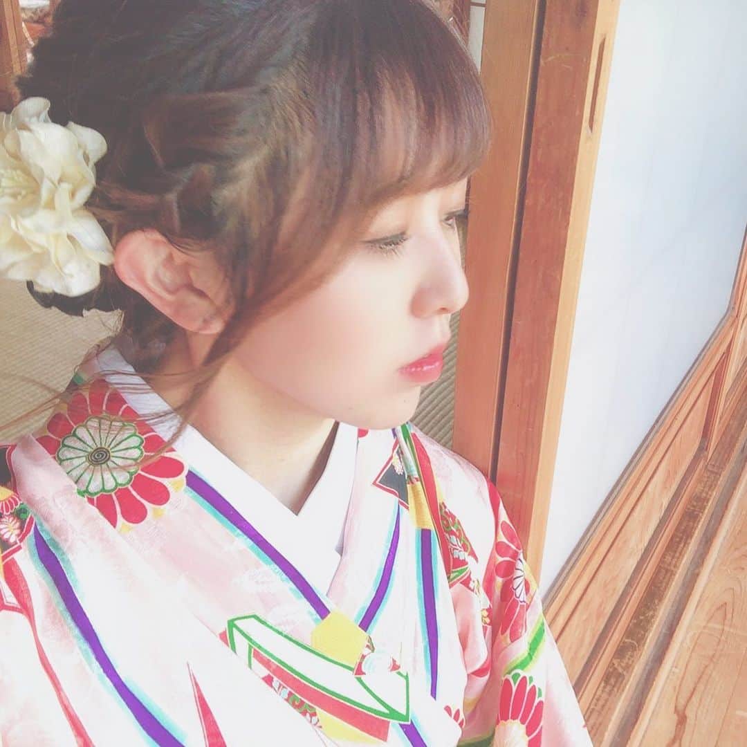 井上麗夢のインスタグラム：「ヘアアレンジは感覚です。﻿ 計画も立てずに結んで行きます。﻿ ﻿ で、完成した時にこうなるのかー﻿ って思ったりします。﻿ ﻿ 後ろは見えないので想像です。﻿ ヘアアレンジは妄想力！﻿ ﻿ #夏﻿ #夏休み﻿ #年中無休の夏休み﻿ #宿題﻿ #女優﻿ #ヘアアレンジ﻿ #セルフヘアアレンジ﻿ #井上麗夢」