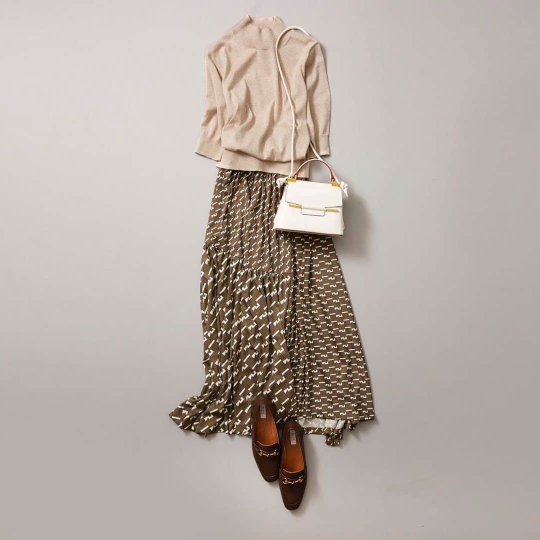 ロペさんのインスタグラム写真 - (ロペInstagram)「.﻿ 5分袖ハイネックプルオーバー﻿ ¥14,000+TAX﻿ ﻿ モノグラムジャージースカート﻿ ¥23,000+TAX﻿ ﻿ ﻿ ﻿ ﻿ #fashion﻿ #skirt #monogram #ropemonogram #ropémonogram﻿ #skirt #スカート #ロングスカート #スカートコーデ﻿ #ロペ #ROPÉ #ropejp」9月19日 20時15分 - rope_jp