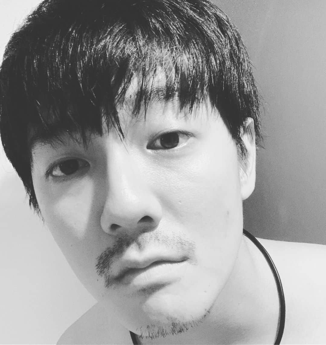 長田成哉のインスタグラム：「髭剃ろ。笑」