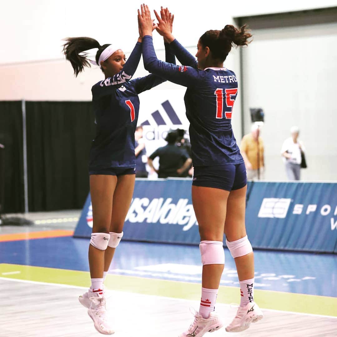 USA Volleyballさんのインスタグラム写真 - (USA VolleyballInstagram)「"You know you a star ⭐, you can touch the sky" - @lizzobeeating #thursdaythoughts #gjnc --- 📷 Texas Star」9月20日 7時09分 - usavolleyball