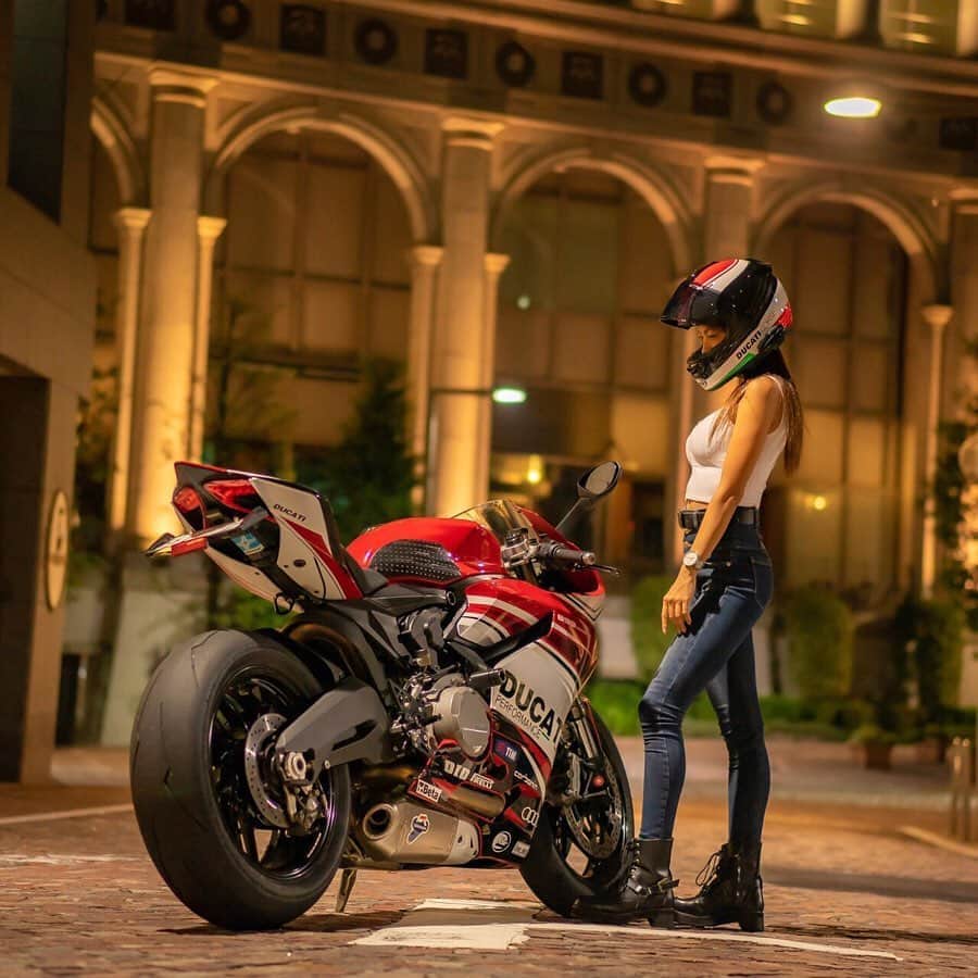 CAMIRAさんのインスタグラム写真 - (CAMIRAInstagram)「納車しました！！ パニガーレの899です🇮🇹 かっこよくて憧れてたバイクにこれからたくさん乗れるってまだ実感ないけど本当にあたしの相棒なんだもんね😂❤️はぁ美しい😭笑 大事に乗りますっ🔥  大阪から遊びにきてたのりさん @norinori46 ✌️一眼レフあたしもほしくなってきた😂😂写真撮って頂いてありがとうございました🥺 #バイク女子#バイク#納車#パニガーレ#ss女子#イタリア街#イタリア#ドゥカティいいじゃん#panigale899#Panigale #bike#bikegirl#motocycle#bikelife#motorcycle#motorcycle_moment#motorcyclegirl#bike_japan#sportsbike#supersport」9月20日 7時09分 - camila.528