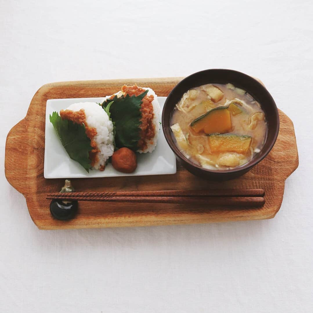 樋口正樹さんのインスタグラム写真 - (樋口正樹Instagram)「Miso Onigiri & Miso Soup . 味噌おにぎりと 南瓜のお味噌汁。 ほっとするご飯。 . . #味噌おにぎり #味噌汁 #味噌 #発酵食 #信州味噌 #タケヤみそ #南瓜 #misosoup #misoonigiri」9月20日 7時10分 - higuccini