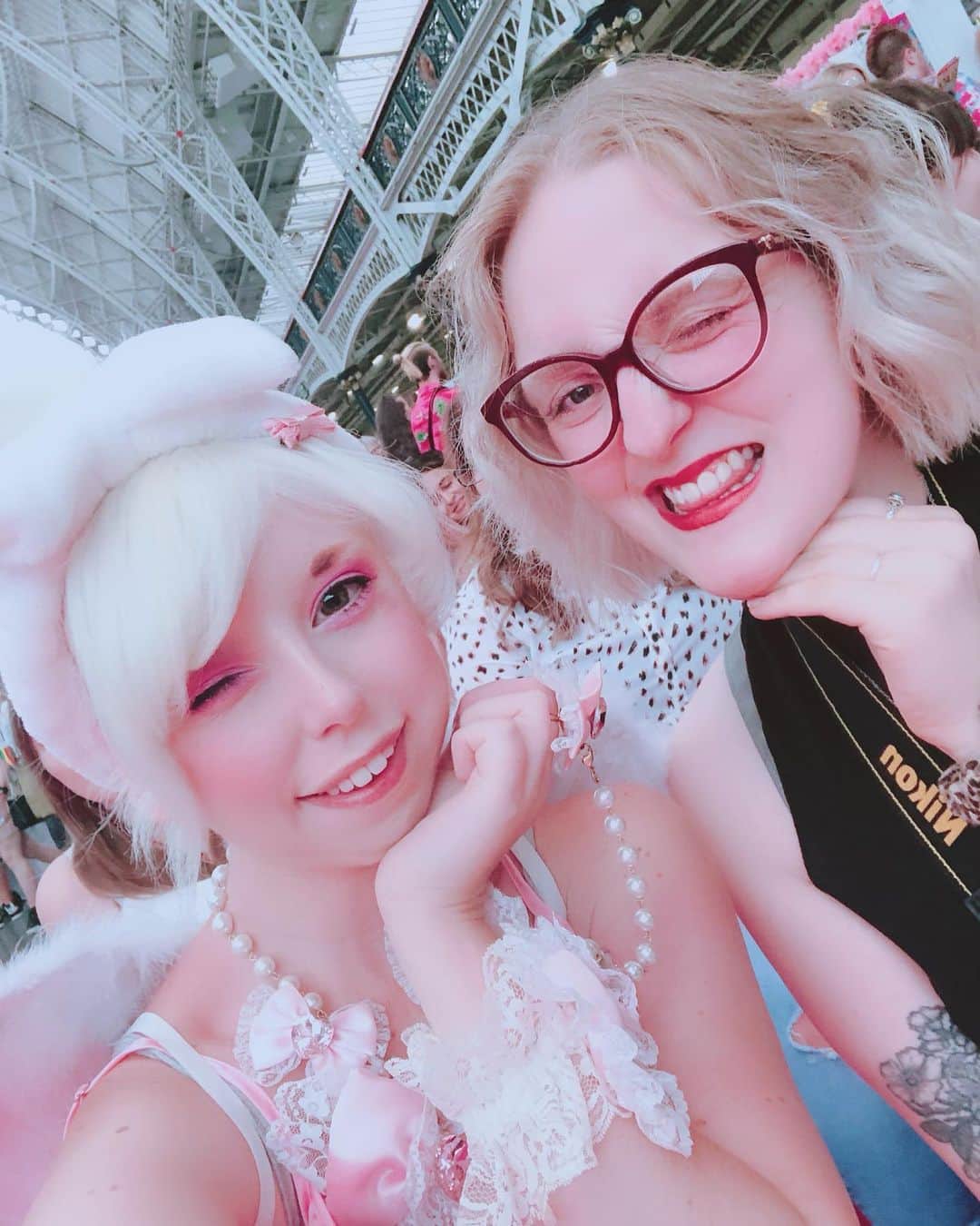 Elizabunnii エリザバニーのインスタグラム：「💖Pics from DragWorld💕🎀💘 After being in Japan for a year, it was so nice to see so many lovely friends again!!🥺💕💕 It was so so so nice to be surrounded by such colourful & exciting energy again too~!!💓💕 #dragworld #dragworld2019」