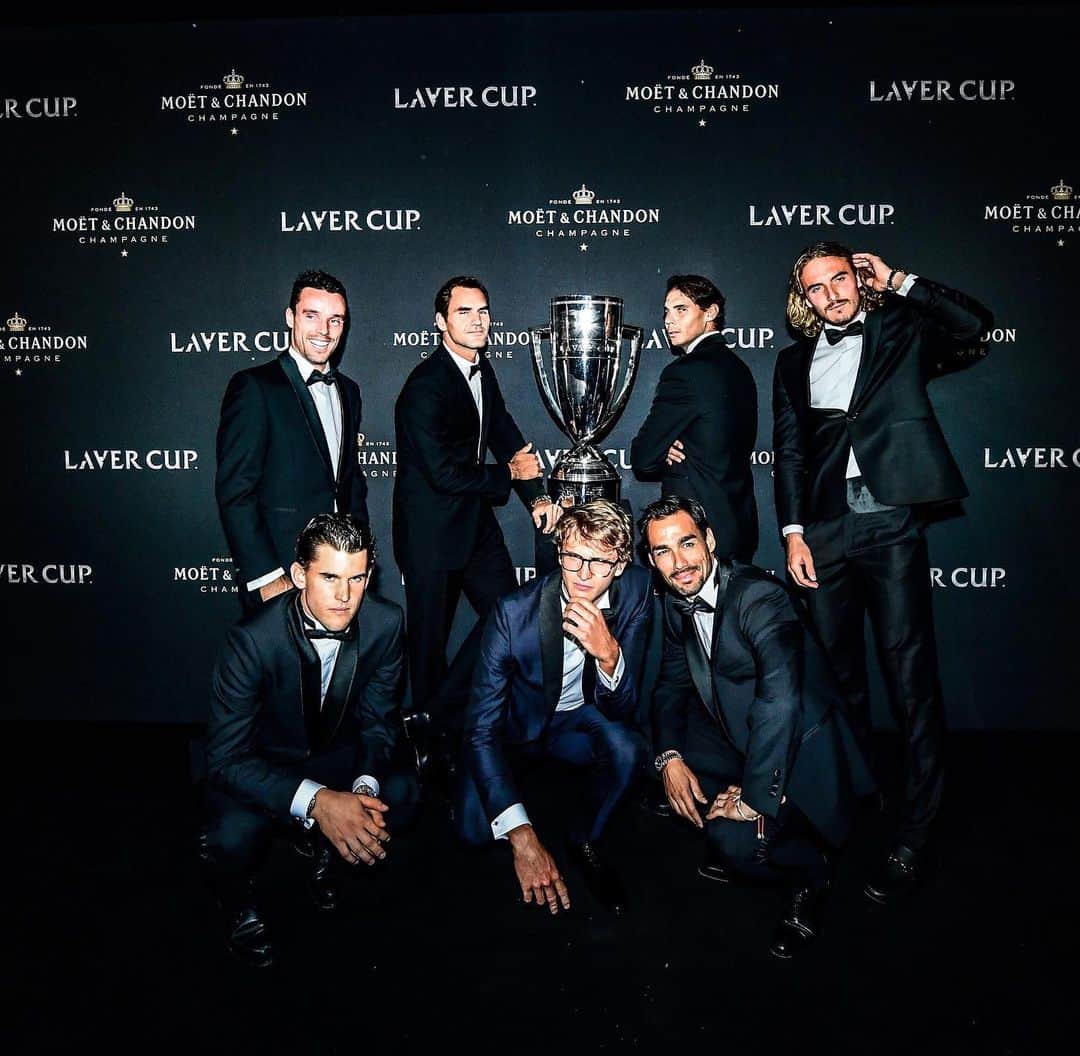 ロジャー・フェデラーのインスタグラム：「Just another boys night out 🤵🏼🥂 #lavercup」