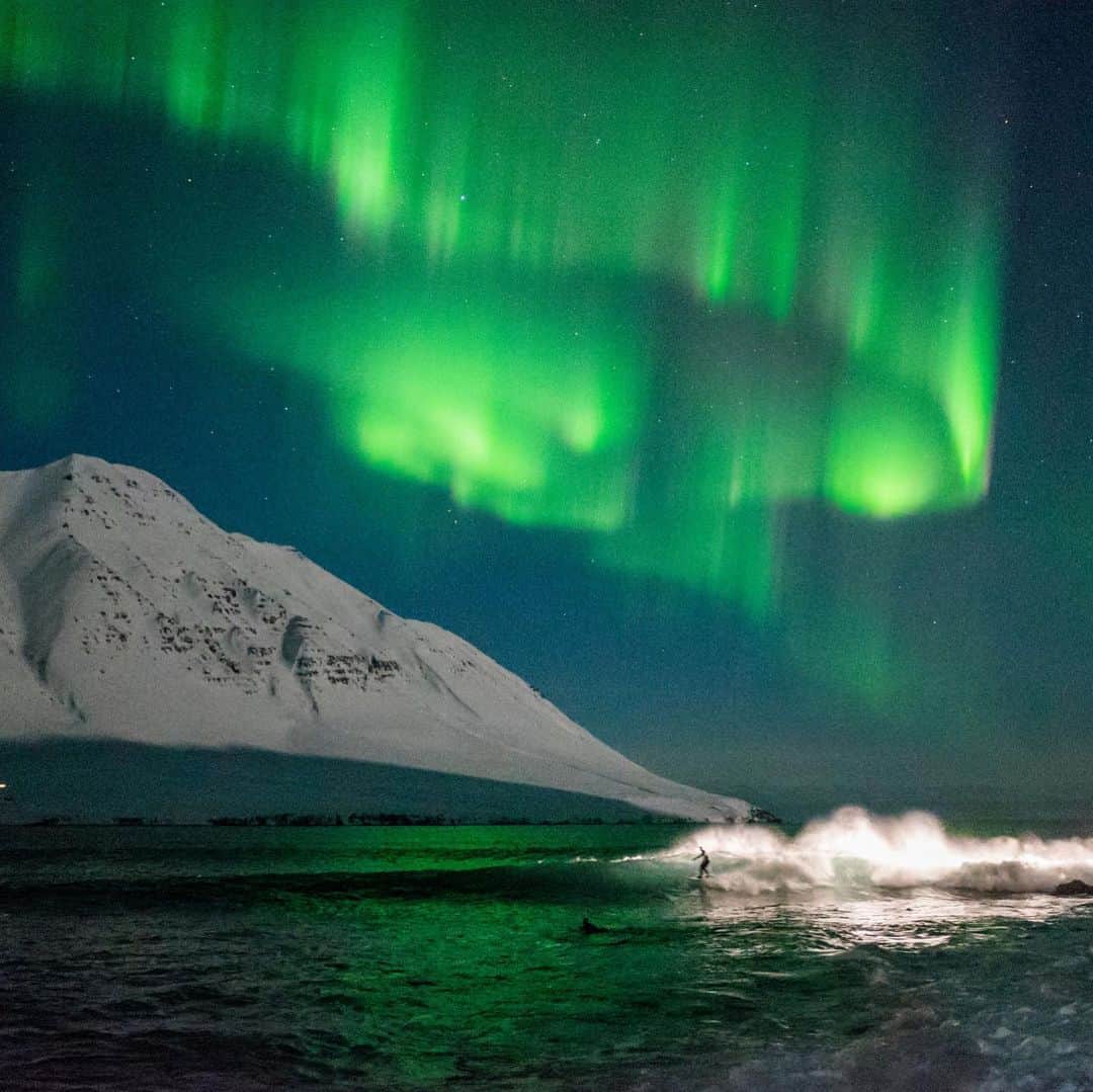 クリス・バーカードのインスタグラム：「Filming at ISO 24,000 was something I never envisioned even attempting years ago. This night while filming for Under an Arctic Sky changed everything. I’d like to say it was pure creativity that brought this to life but technology & the gear we used played a huge role. I’ll be keynote speaking about this experience & others at the STOCKED culture conference in New York City Friday Sep 27. Hosted by @gearpatrol . If you are in the city come out and hang - tickets at www.stocked2019.com」