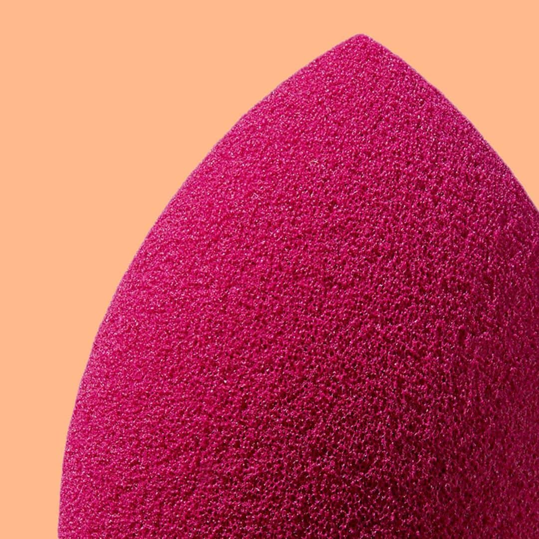 e.l.f.さんのインスタグラム写真 - (e.l.f.Instagram)「The Total Face Sponge gets a close up 👀 The precision point on this sponge is perfect for concealing imperfections and flawless blending. 💖 #elfingamazing #elfcosmetics #crueltyfree #vegan」9月20日 5時56分 - elfcosmetics
