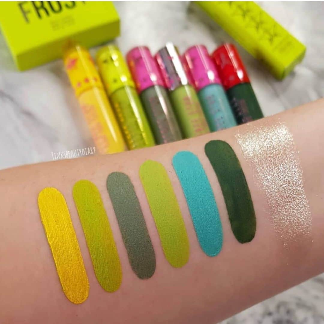 Jeffree Star Cosmeticsさんのインスタグラム写真 - (Jeffree Star CosmeticsInstagram)「MONEY HONEY🤑 Our boo @tinksbeautydiary showing off some of the greens in our #velourliquidlipstick family 💚 Do you see any of your favs?😇 #jeffreestarcosmetics」9月20日 6時00分 - jeffreestarcosmetics