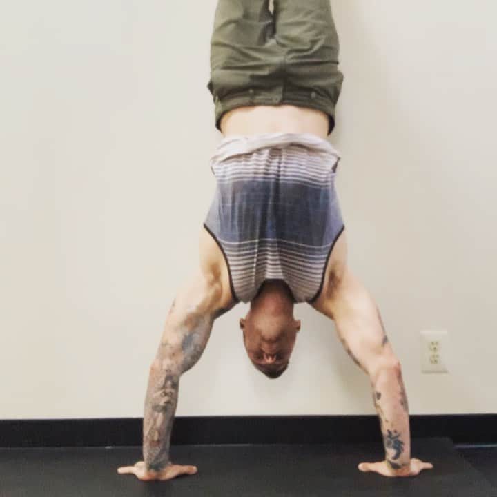 のインスタグラム：「Here’s a little gymnastics amrap workout for you using Pullovers and handstand push ups. Start with 2 each and then add 2 every round. See how many you can get in 12 mins 🤙🏻😉 #fitness #gymnastics #Crossfit #handstand #barworkout #abs #tattoos #handstandpushups #alltimelow #strong #letsgo #smile」