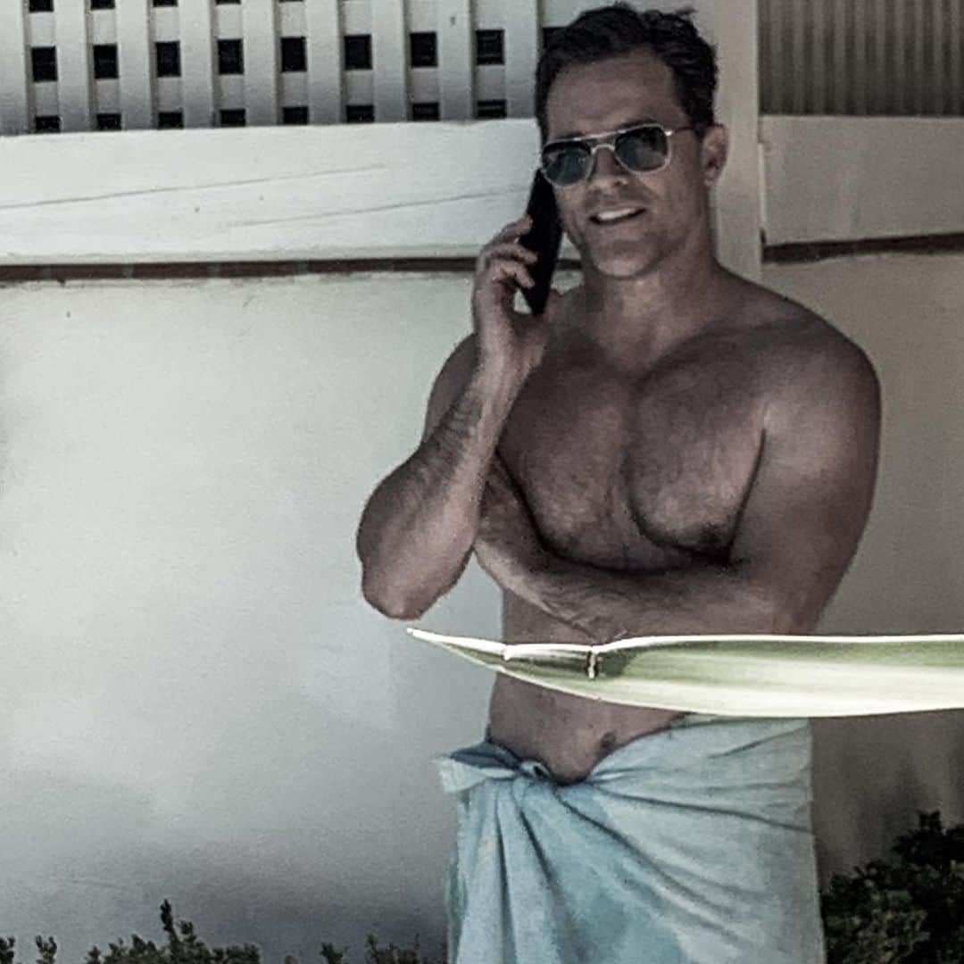 マイケル・ドイルのインスタグラム：「Telemarketer: I’m selling thirsty.  Me: Do you take Amex? I want the points. . . #birthdayweek」