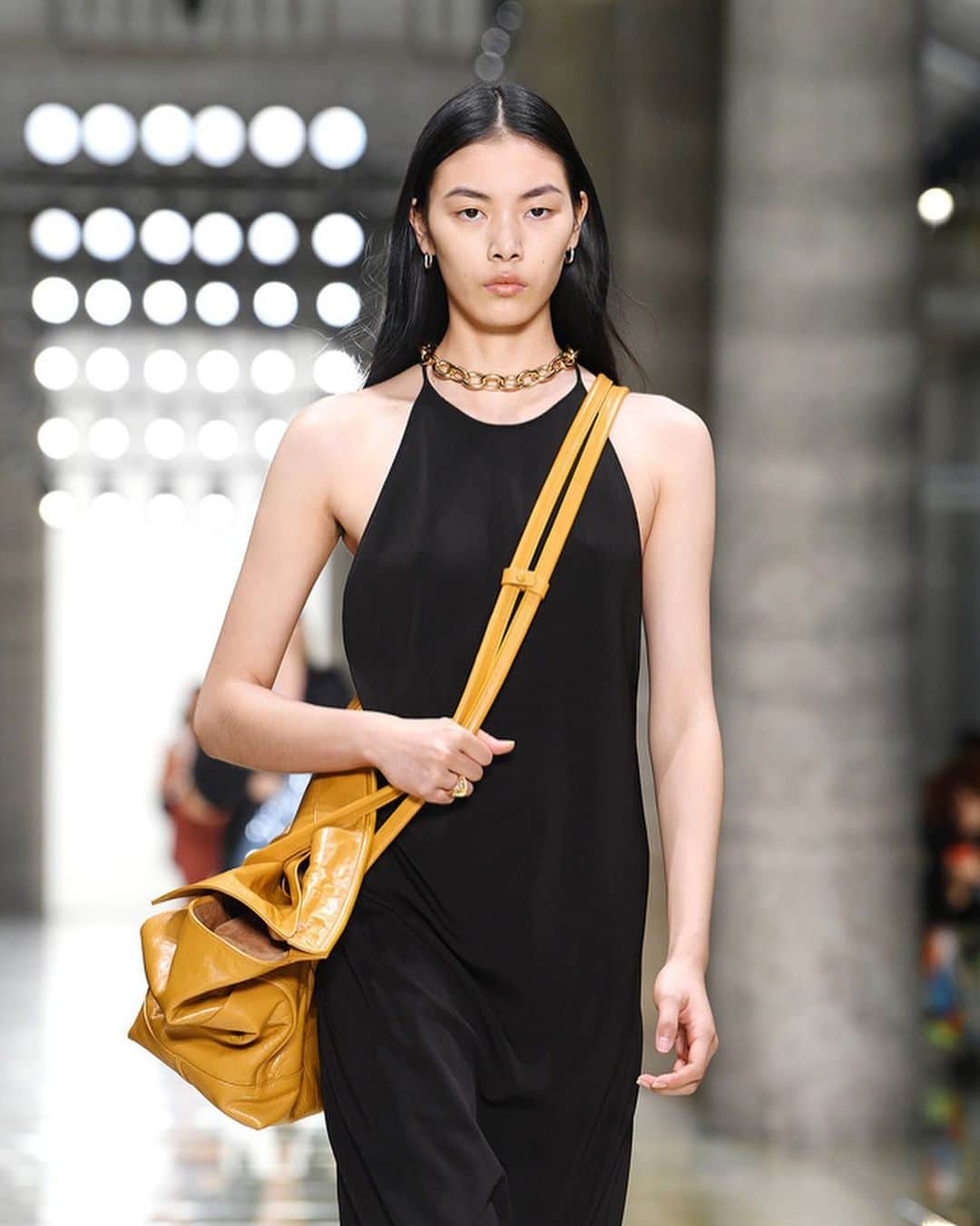 Vogue Taiwan Officialさんのインスタグラム写真 - (Vogue Taiwan OfficialInstagram)「#VogueMFW @bottegaveneta  自2018年7月創意總監Daniel Lee被任命以來不到15個月，這位32歲的英國設計師已經吸引了來自時尚圈各界人士的喜愛！  雲朵包，皮革圍裙和方頭涼鞋繼續成為夢幻清單上的夢幻單品🧾  隨著2020春夏系列亮相，從編織斜背包，到編織皮革高跟鞋，超大號休閒斜挎包和鏈帶手提包，再度讓人慾望清單上的單品新增不少。 🖋#TravisTravie  #VogueFashionNow #VOGUETAIWAN #VGTWFW #米蘭時裝週 #Milan #mfw #milanfashionweek #fashionweek #runway #fashionshow」9月20日 6時41分 - voguetaiwan