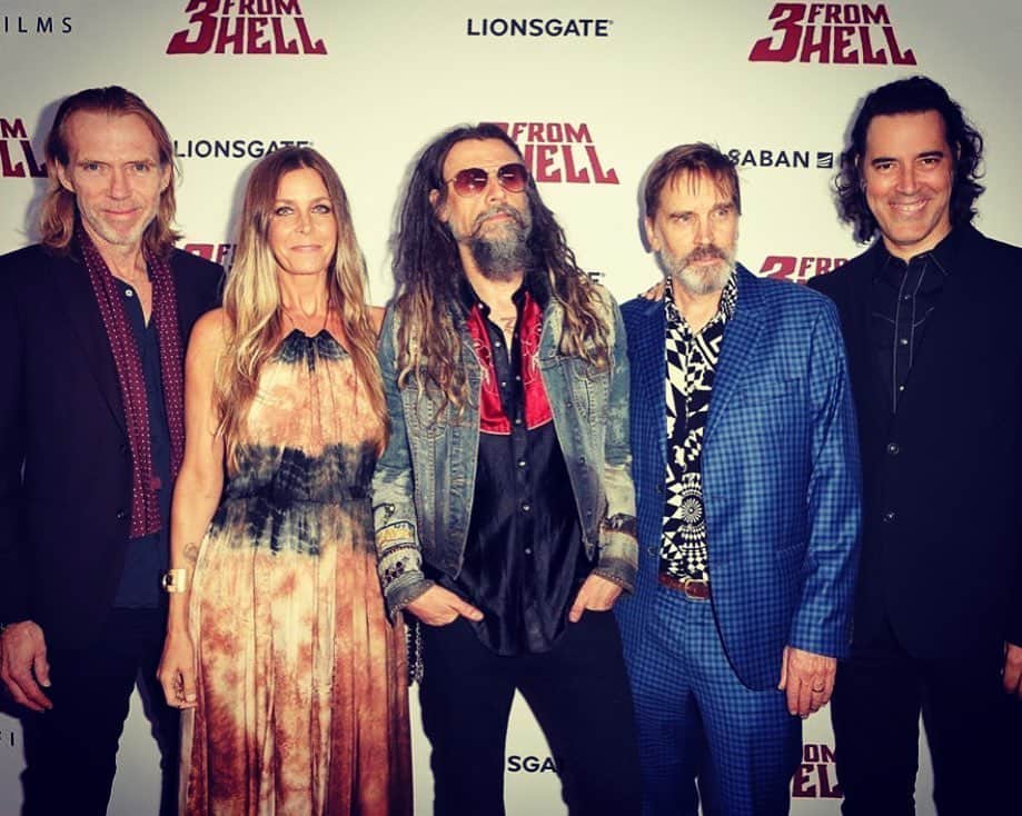ロブ・ゾンビのインスタグラム：「Me my gang of maniacs on the red carpet for the premiere of 3 From Hell! @richbrake @sherimoonzombieofficial @choptopmoseley @jeffdanielphillips Fun for the whole family! If you're the Manson Family! #3fromhell #robzombie #sherimoonzombie #billmoseley #richardbrake #jeffdanielphillips」