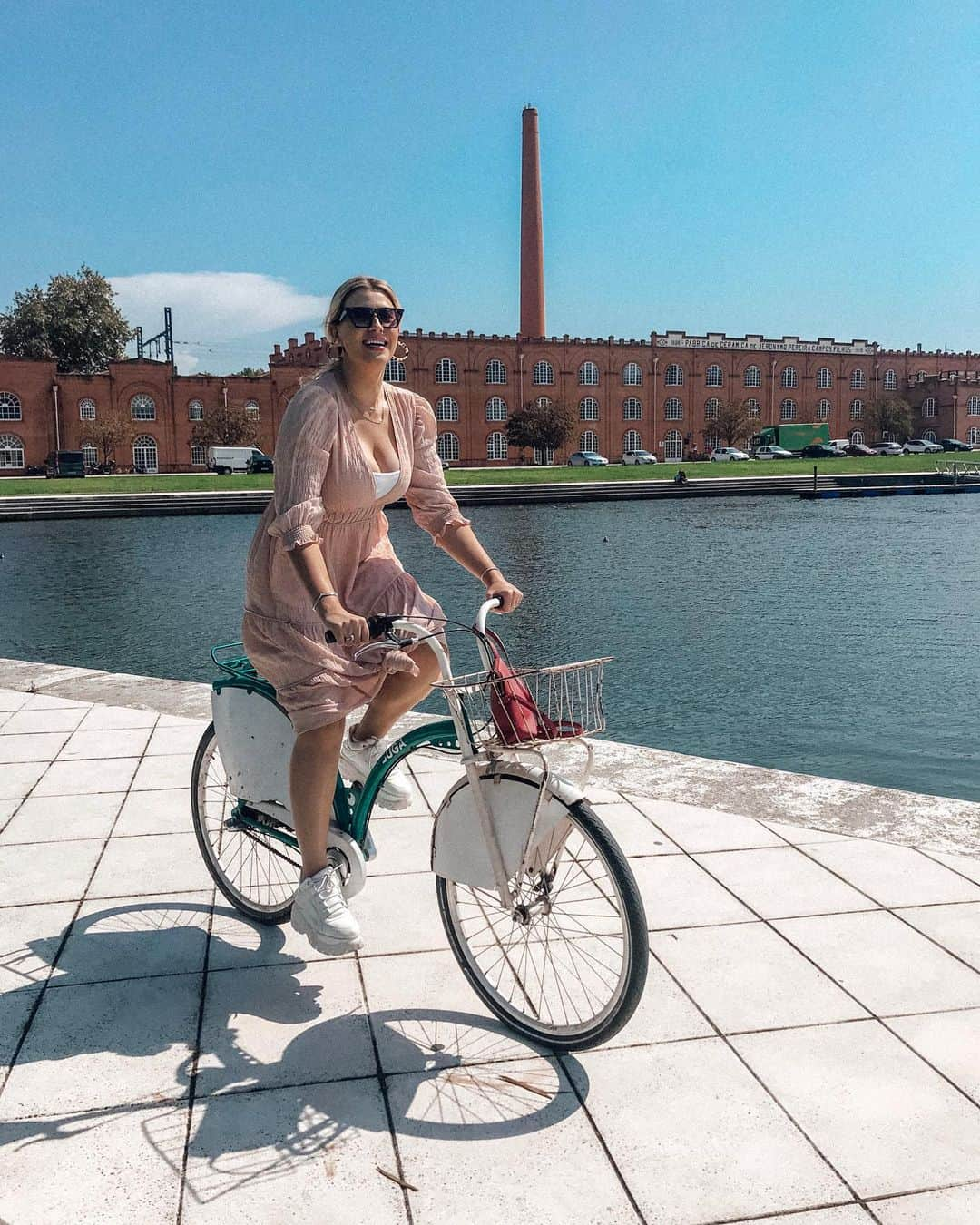 ニーナさんのインスタグラム写真 - (ニーナInstagram)「Você não tem que ir rápido, tem apenas que ir 🚲 já viram o vlog de hoje? Fomos para 3 cidades gracinhas, comemos doce típico, vinho do Porto, andamos de bicicleta, barquinho, fui TROLADA... que delícia essa viagem!」9月20日 7時00分 - niinasecrets