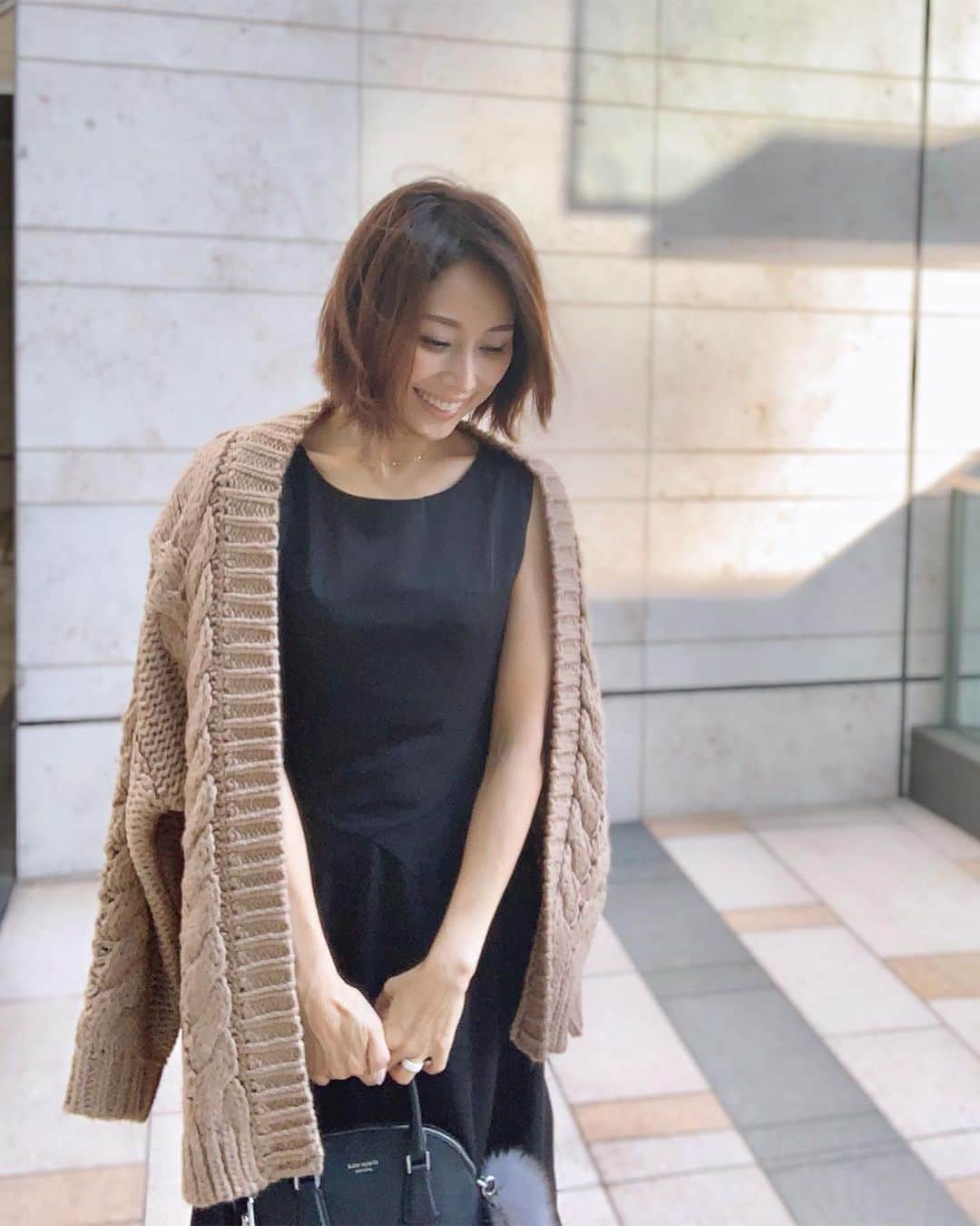 のインスタグラム：「ハイヒールLOVERS Ayako⁑  夕方の風が気持ちいい〜🍂 #ケーブルデザインニットカーディガン @titivatejp  こんな感じも好き♪  #titivate #ティティベイト #titivatestyle #ハイヒールLOVERS #宮田綾子 #ニット #ニットカーディガン #ざっくりニット #アウター #プチプラコーデ #大人コーデ #大人カジュアル #ママコーデ #ママファッション #プチプラファッション #秋コーデ #秋支度」