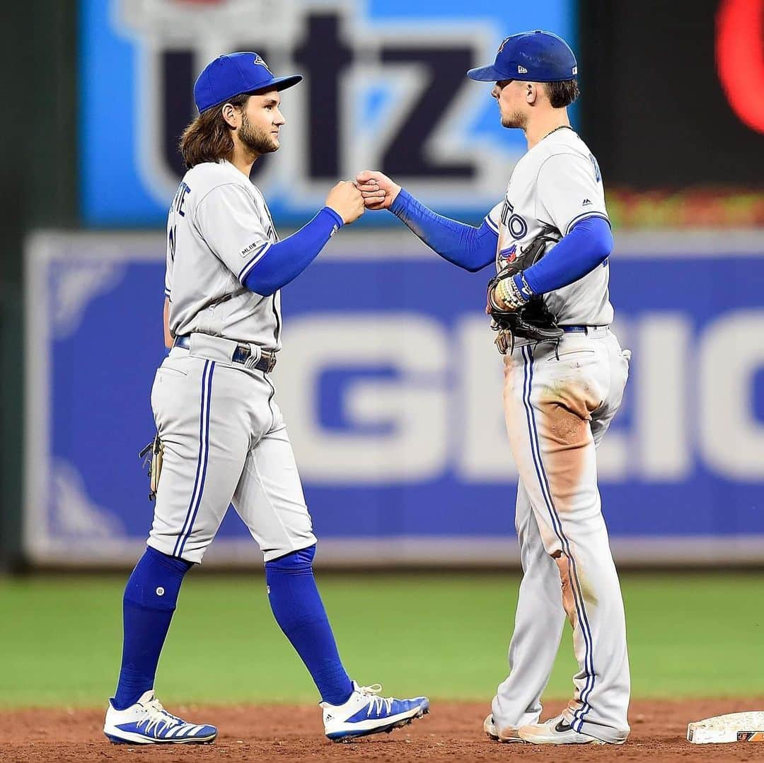 トロント・ブルージェイズさんのインスタグラム写真 - (トロント・ブルージェイズInstagram)「A GRAND 9th-inning comeback! Drop a ✋ if you didn't change the channel! #BlueJaysWin」9月19日 22時11分 - bluejays