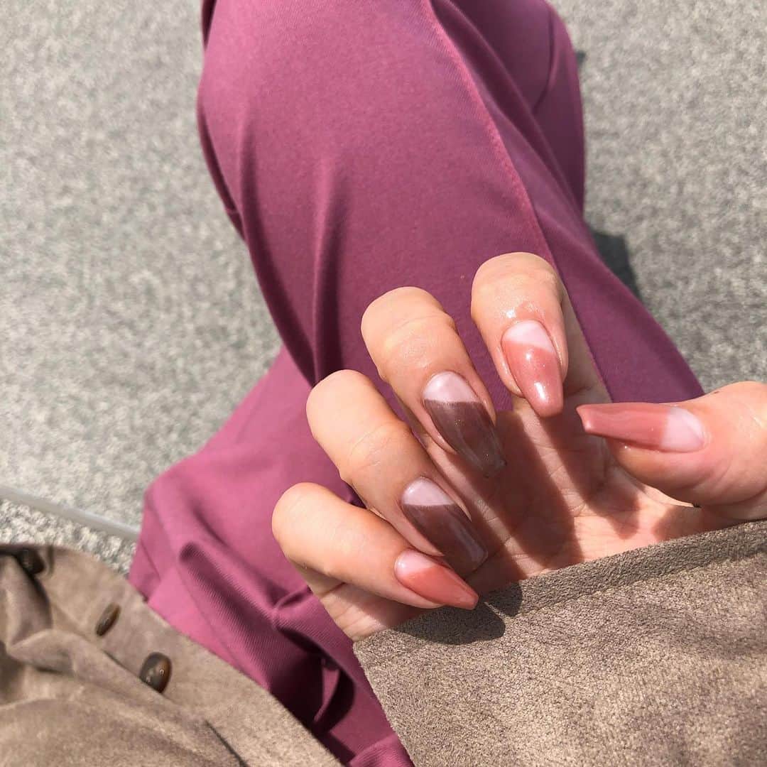 のインスタグラム：「・﻿ ・﻿ 大人可愛い秋ねいる🌰🍂﻿ ﻿ ピンクブラウンとブラウンベージュがすごくすごく可愛い🍑🍑﻿ 実は2色ともラメパールのグレージュを混ぜてできた絶妙カラー👏✨﻿ 両手で配分も違うんだぁ☺️💕﻿ @yuuuuuuuko1224 さんいつもありがとう💓💓💓﻿ ﻿ この間お友だちの赤ちゃんに、キャンディだと思われて一生舐められてたw🍭 クリアのジェルも混ぜてくれてるから、ちゅるん感が美味しそうなんだろうな😍😍 #muraminail」