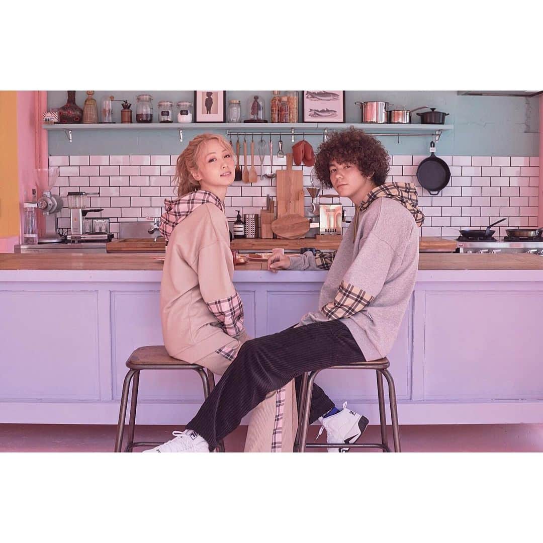 Ami さんのインスタグラム写真 - (Ami Instagram)「atmos pink×Dream Ami×FILA﻿ のトリプルコラボレーションアイテムを﻿ 発売する事になりました‼︎﻿ ﻿ ずっとやってみたかった、洋服のプロデュース‼︎ 貴重な機会をいただけて、とっても嬉しいです♡﻿ ﻿ 今回作らせてもらったアイテムは﻿ ﻿ フーディー(ベージュ・グレー)﻿ ロンT(ホワイト・ピンク・オレンジ)﻿ リブパンツ(ベージュ・ブラック)﻿ ﻿ になります‼︎﻿ ﻿ 女性はもちろん、男性にも着てもらえるサイズを用意しました‼︎﻿ ﻿ 詳細は、atmosオフィシャルサイトをご覧ください♡﻿ ﻿ 2019年9⽉24⽇（⽕）10:00～﻿ atmosオンラインショップにて予約販売開始です✨﻿ （受付期間：9⽉24⽇(火) 10:00〜10⽉6⽇(日)23:59)﻿ ﻿ ※期間中ご購⼊のお客様の中から抽選で、100名様を﻿ 10⽉13日(日)に atmos pink flagship 原宿店で開催する、 ﻿ Dream Ami によるお渡し会にご招待いたします😍﻿ ﻿ ﻿ #atmospink #fila #DreamAmi ﻿ Photo by / @aya_dream04 & @tomokarintou3」9月19日 22時02分 - ami_dream05