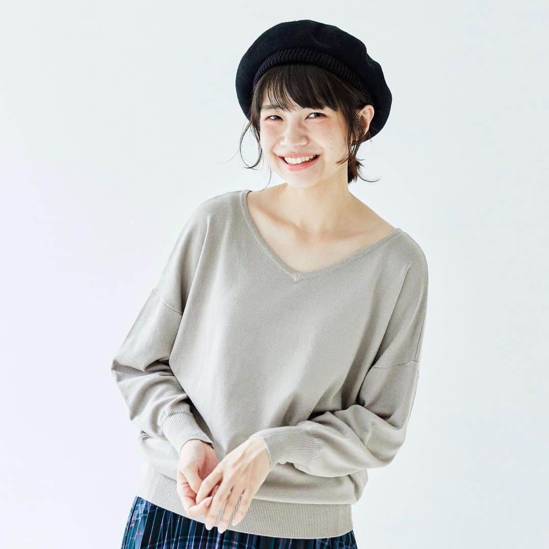 のインスタグラム：「【2019 autumn】﻿ ﻿ Coordinate by 宮崎葉✔️﻿ ﻿ 薄手なのに寒い日も1枚で暖かい。﻿ 吸湿発熱機能を持った “ソリストヒートニット”が今年も登場！ ﻿ なめらかな肌触りで着心地が良く、デザインもカラーバリエーションも豊富。 ﻿ merモデルの宮崎葉ちゃんが、セルフコーディネートをしてくれました🌈✔️﻿ ﻿ 《Day 5: 近所をお散歩する日👣》﻿ のんびりしたい休日はゆるニットでリラックス。﻿ 締め付けのない服&スリッパサンダルで楽チンコーデ！﻿ 暗くなりがちな秋コーデもグレージュをはさめば一気に華やかになるし、広めのVネックで抜け感もゲット。﻿ ﻿ ✔️Recommend points🧶﻿ ・こなれ感が出るゆったりシルエット ﻿ ・上品見えするグレージュ﻿ ﻿ ▶アイテムの購入は画面をタップ♪﻿ ﻿ #agbyaquagirl #agバイアクアガール #エージーバイアクアガール」