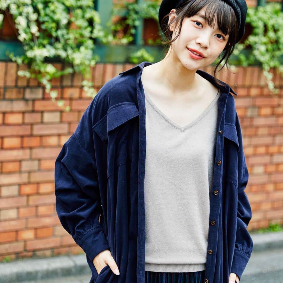 のインスタグラム：「【2019 autumn】﻿ ﻿ Coordinate by 宮崎葉✔️﻿ ﻿ 薄手なのに寒い日も1枚で暖かい。﻿ 吸湿発熱機能を持った “ソリストヒートニット”が今年も登場！ ﻿ なめらかな肌触りで着心地が良く、デザインもカラーバリエーションも豊富。 ﻿ merモデルの宮崎葉ちゃんが、セルフコーディネートをしてくれました🌈✔️﻿ ﻿ 《Day 5: 近所をお散歩する日👣》﻿ のんびりしたい休日はゆるニットでリラックス。﻿ 締め付けのない服&スリッパサンダルで楽チンコーデ！﻿ 暗くなりがちな秋コーデもグレージュをはさめば一気に華やかになるし、広めのVネックで抜け感もゲット。﻿ ﻿ ✔️Recommend points🧶﻿ ・こなれ感が出るゆったりシルエット ﻿ ・上品見えするグレージュ﻿ ﻿ ▶アイテムの購入は画面をタップ♪﻿ ﻿ #agbyaquagirl #agバイアクアガール #エージーバイアクアガール」