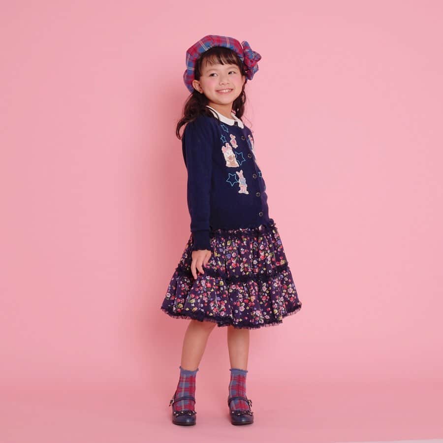 mezzo pianoさんのインスタグラム写真 - (mezzo pianoInstagram)「. autumn collection 2019﻿ toybox❤︎ . おもちゃモチーフのカーディガンは シンプルなシルエットなので、 コーディネートがお姉さんぽく仕上がります♡ ゆうあ©︎みたいに、長め丈のスカートとコーディネートしてみて♡ ■カーディガン ¥12,800 ■スカート ¥15,800 ■ベレー帽 ¥6,900 ■ソックス ¥1,800 ■シューズ ¥9,800  sweet girls web model: yuua H119/Age8﻿ . . ❤︎︎︎❤︎︎︎❤︎︎︎❤︎︎︎❤︎︎︎❤︎︎︎❤︎︎︎❤︎︎︎❤︎︎︎❤︎︎︎❤︎︎︎❤︎︎︎❤︎︎︎❤︎︎︎❤︎︎︎❤︎︎︎﻿ 💗オータムフェア 💗﻿ ﻿ 9/20(金）～﻿ オータムフェア期間中、￥15,000（税抜）以上、お買い上げの方にメゾ ピアノ オリジナル　チョコレート柄『巾着バッグ』（SIZE：Ｈ48ｃｍ×Ｗ32ｃｍ）をプレゼントいたします。﻿ ﻿ ※開催日が異なるショップがございます。﻿ 詳しくはショップに問い合わせください。﻿ ﻿ ※一部開催していないショップがござます。﻿ ﻿ ※ノベルティは無くなり次第終了となります。﻿ ﻿ ※開催期間、ノベルティに関して詳しくは、お近くのショップにお問い合わせください。﻿ ﻿ ※ナルミヤイオンライン9月25日（水）12:00～﻿ ❤︎︎︎❤︎︎︎❤︎︎︎❤︎︎︎❤︎︎︎❤︎︎︎❤︎︎︎❤︎︎︎❤︎︎︎❤︎︎︎❤︎︎︎❤︎︎︎❤︎︎︎❤︎︎︎❤︎︎︎❤︎︎︎﻿ #オータムフェア﻿ #autumn fair﻿ #メゾピアノスウィートガールズ30th﻿ #メゾピアノスウィートガールズwebモデル﻿ #mezzopiano #メゾピアノ﻿ #autumncollection #秋コレクション#秋物#チョコレート#新作#フリル#テディベア#おもちゃ箱#toybox #女の子のママ #女の子ママとつながりたい#可愛い #女の子 #ピンク好き #ピンク#ママスタグラム#ママ撮 #インスタベイビー#ベビスタグラム#kidsfashion #kidswear  #pink #こども #子供服」9月19日 22時06分 - mezzopiano_official