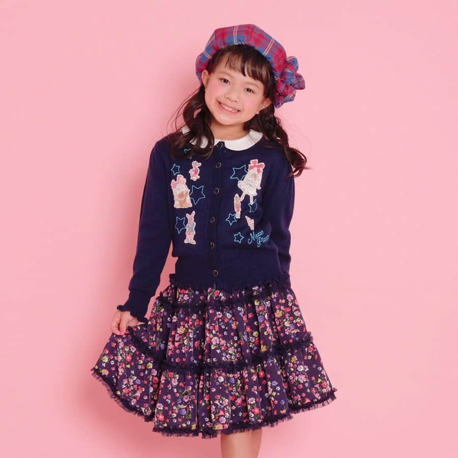 mezzo pianoさんのインスタグラム写真 - (mezzo pianoInstagram)「. autumn collection 2019﻿ toybox❤︎ . おもちゃモチーフのカーディガンは シンプルなシルエットなので、 コーディネートがお姉さんぽく仕上がります♡ ゆうあ©︎みたいに、長め丈のスカートとコーディネートしてみて♡ ■カーディガン ¥12,800 ■スカート ¥15,800 ■ベレー帽 ¥6,900 ■ソックス ¥1,800 ■シューズ ¥9,800  sweet girls web model: yuua H119/Age8﻿ . . ❤︎︎︎❤︎︎︎❤︎︎︎❤︎︎︎❤︎︎︎❤︎︎︎❤︎︎︎❤︎︎︎❤︎︎︎❤︎︎︎❤︎︎︎❤︎︎︎❤︎︎︎❤︎︎︎❤︎︎︎❤︎︎︎﻿ 💗オータムフェア 💗﻿ ﻿ 9/20(金）～﻿ オータムフェア期間中、￥15,000（税抜）以上、お買い上げの方にメゾ ピアノ オリジナル　チョコレート柄『巾着バッグ』（SIZE：Ｈ48ｃｍ×Ｗ32ｃｍ）をプレゼントいたします。﻿ ﻿ ※開催日が異なるショップがございます。﻿ 詳しくはショップに問い合わせください。﻿ ﻿ ※一部開催していないショップがござます。﻿ ﻿ ※ノベルティは無くなり次第終了となります。﻿ ﻿ ※開催期間、ノベルティに関して詳しくは、お近くのショップにお問い合わせください。﻿ ﻿ ※ナルミヤイオンライン9月25日（水）12:00～﻿ ❤︎︎︎❤︎︎︎❤︎︎︎❤︎︎︎❤︎︎︎❤︎︎︎❤︎︎︎❤︎︎︎❤︎︎︎❤︎︎︎❤︎︎︎❤︎︎︎❤︎︎︎❤︎︎︎❤︎︎︎❤︎︎︎﻿ #オータムフェア﻿ #autumn fair﻿ #メゾピアノスウィートガールズ30th﻿ #メゾピアノスウィートガールズwebモデル﻿ #mezzopiano #メゾピアノ﻿ #autumncollection #秋コレクション#秋物#チョコレート#新作#フリル#テディベア#おもちゃ箱#toybox #女の子のママ #女の子ママとつながりたい#可愛い #女の子 #ピンク好き #ピンク#ママスタグラム#ママ撮 #インスタベイビー#ベビスタグラム#kidsfashion #kidswear  #pink #こども #子供服」9月19日 22時06分 - mezzopiano_official