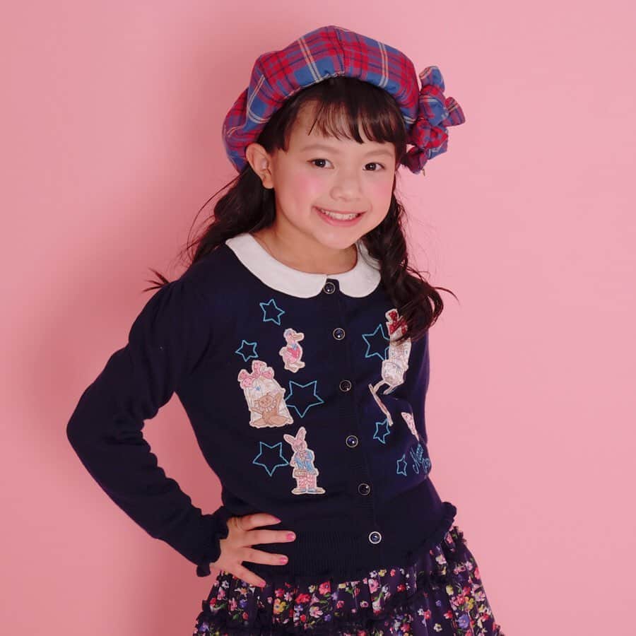 mezzo pianoさんのインスタグラム写真 - (mezzo pianoInstagram)「. autumn collection 2019﻿ toybox❤︎ . おもちゃモチーフのカーディガンは シンプルなシルエットなので、 コーディネートがお姉さんぽく仕上がります♡ ゆうあ©︎みたいに、長め丈のスカートとコーディネートしてみて♡ ■カーディガン ¥12,800 ■スカート ¥15,800 ■ベレー帽 ¥6,900 ■ソックス ¥1,800 ■シューズ ¥9,800  sweet girls web model: yuua H119/Age8﻿ . . ❤︎︎︎❤︎︎︎❤︎︎︎❤︎︎︎❤︎︎︎❤︎︎︎❤︎︎︎❤︎︎︎❤︎︎︎❤︎︎︎❤︎︎︎❤︎︎︎❤︎︎︎❤︎︎︎❤︎︎︎❤︎︎︎﻿ 💗オータムフェア 💗﻿ ﻿ 9/20(金）～﻿ オータムフェア期間中、￥15,000（税抜）以上、お買い上げの方にメゾ ピアノ オリジナル　チョコレート柄『巾着バッグ』（SIZE：Ｈ48ｃｍ×Ｗ32ｃｍ）をプレゼントいたします。﻿ ﻿ ※開催日が異なるショップがございます。﻿ 詳しくはショップに問い合わせください。﻿ ﻿ ※一部開催していないショップがござます。﻿ ﻿ ※ノベルティは無くなり次第終了となります。﻿ ﻿ ※開催期間、ノベルティに関して詳しくは、お近くのショップにお問い合わせください。﻿ ﻿ ※ナルミヤイオンライン9月25日（水）12:00～﻿ ❤︎︎︎❤︎︎︎❤︎︎︎❤︎︎︎❤︎︎︎❤︎︎︎❤︎︎︎❤︎︎︎❤︎︎︎❤︎︎︎❤︎︎︎❤︎︎︎❤︎︎︎❤︎︎︎❤︎︎︎❤︎︎︎﻿ #オータムフェア﻿ #autumn fair﻿ #メゾピアノスウィートガールズ30th﻿ #メゾピアノスウィートガールズwebモデル﻿ #mezzopiano #メゾピアノ﻿ #autumncollection #秋コレクション#秋物#チョコレート#新作#フリル#テディベア#おもちゃ箱#toybox #女の子のママ #女の子ママとつながりたい#可愛い #女の子 #ピンク好き #ピンク#ママスタグラム#ママ撮 #インスタベイビー#ベビスタグラム#kidsfashion #kidswear  #pink #こども #子供服」9月19日 22時06分 - mezzopiano_official