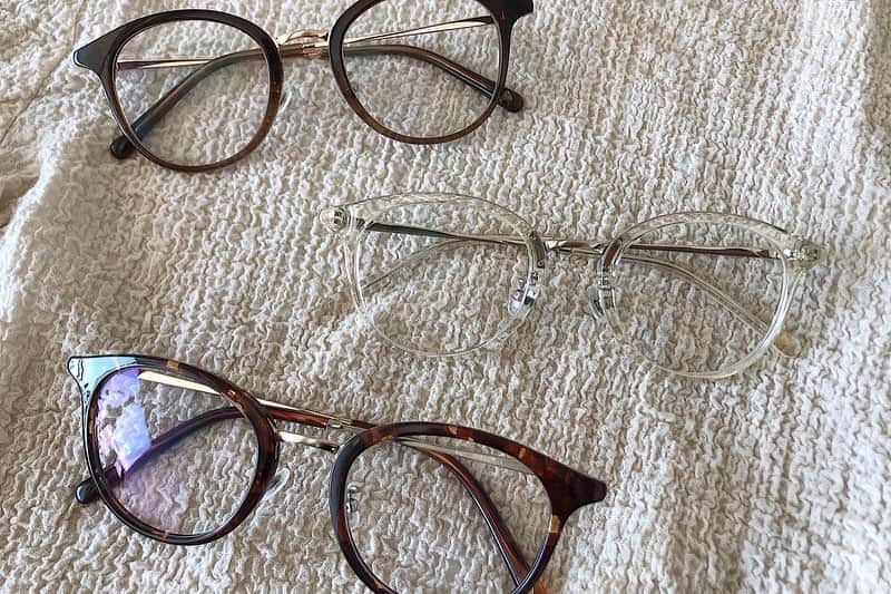 村田倫子さんのインスタグラム写真 - (村田倫子Instagram)「. 明日、 @zoff_eyewear コラボ眼鏡、先行予約開始です。 ずっとあたためてした、大事な眼鏡。みなさんの日常を彩るものになりますように。 セル、メタル2形×3色つくりました👓 そして、東京と大阪でイベントも行うことが決まったので、ぜひ遊びにきてね。  特設サイトも、オープンしたのでぜひのぞいてみてください☺︎ . Zoff CLASSIC “Girls Collection” ☞9月20日 11:00〜 Zoffオンラインストア先行予約開始 10月11日 Zoff全店、各オンラインストアにて発売（ZOZOTOWNなど） . ☞Live Shop!について ・9/20 21:00〜 Live Shop!配信 ・Live Shop!先行限定販売で、配信中に購入するともらえる限定ノベルティーあり（直筆サイン入りカレンダー） ・メガネのこだわりやコーディネートについてたっぷりお話します ・みんなからの質問も受け付けます . ☞来店イベントについて ・Zoff CLASSIC Girls Collectionスペシャルイベント ・日程 　10/19 Zoff原宿店 　10/20 Zoff Plusルクア店 ・イベント内容 　1部：コラボメガネ購入で参加できる撮影会 　2部：さらに抽選で参加できるカフェでのお茶会 ・参加方法はZoffのWEBサイトを見てね☺︎ それでは明日、よろしくお願いします。 #zoff #ゾフガルコレ」9月19日 22時06分 - rinco1023