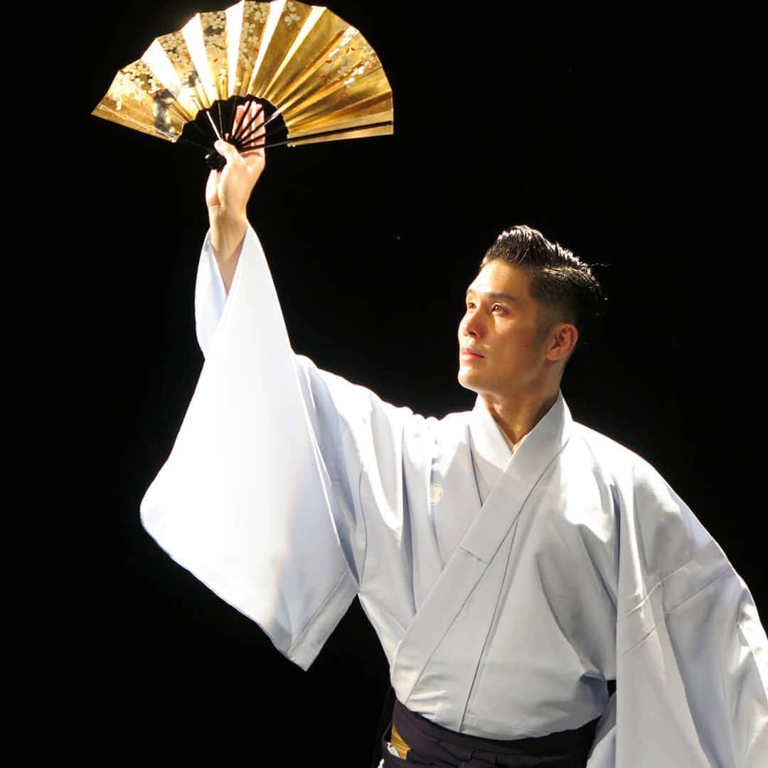 梅川壱ノ介（舞踊家）のインスタグラム：「𝕀𝕟 ℍ𝕖𝕝𝕤𝕚𝕟𝕜𝕚 ￣￣￣￣￣￣￣￣￣￣￣￣￣￣￣￣￣￣￣￣￣￣ 初めて訪れた、ヘルシンキ。 この街の中心には図書館があって、街の人たちの生活の中には本がありました。  一人の時間を大切にできることって、素敵だなと感じました。  #梅川壱ノ介  #ヘルシンキ #日本舞踊 #元禄花見踊」
