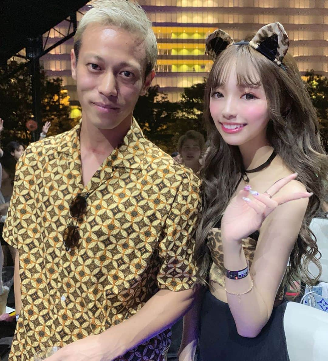 あやちゃんさんのインスタグラム写真 - (あやちゃんInstagram)「全身載せるー🖤✨ 沢山有名人に会えた😳✨✨ まおと猫コスした🐱 また絶対行きたい❤️👯‍♀️🌈✨ #ultrajapan #ultrajapan2019 #ultrajapanootd #ultrajapanコーディネート #ultrajapanvvip #ウルトラジャパン #ウルトラジャパン2019 #コスプレ #猫コスプレ #フェス #フェスコーデ #フェスファッション #夏フェス #ハロウィン仮装 #ハロウィンコスプレ #青汁王子 #えちる #本田圭佑」9月19日 22時09分 - aya.you.love.r