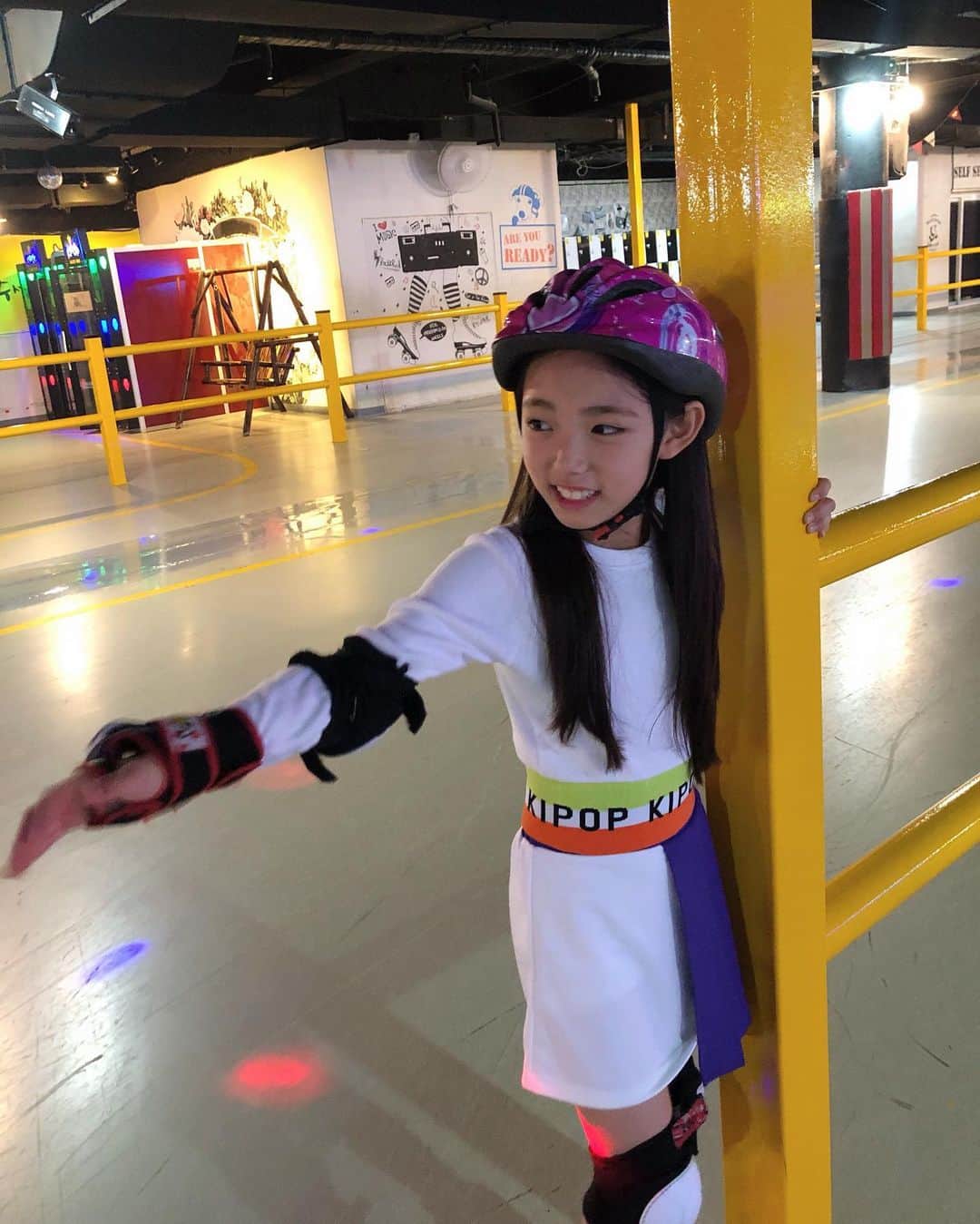 ウンチェのインスタグラム：「#롤러걸#⛸ 엄마도 한 20년만에 타보는 듯🤭 (우리 모녀 전세 내고 3시간 질주) . . . #목요일#일상#daily#막바지#데이트 #다리는아프지만#니가즐거웠다니#좋아 #롤러장#rollergirl#ootd#kipop#키팝 #키즈모델#주니어모델#이은채#eunchae」