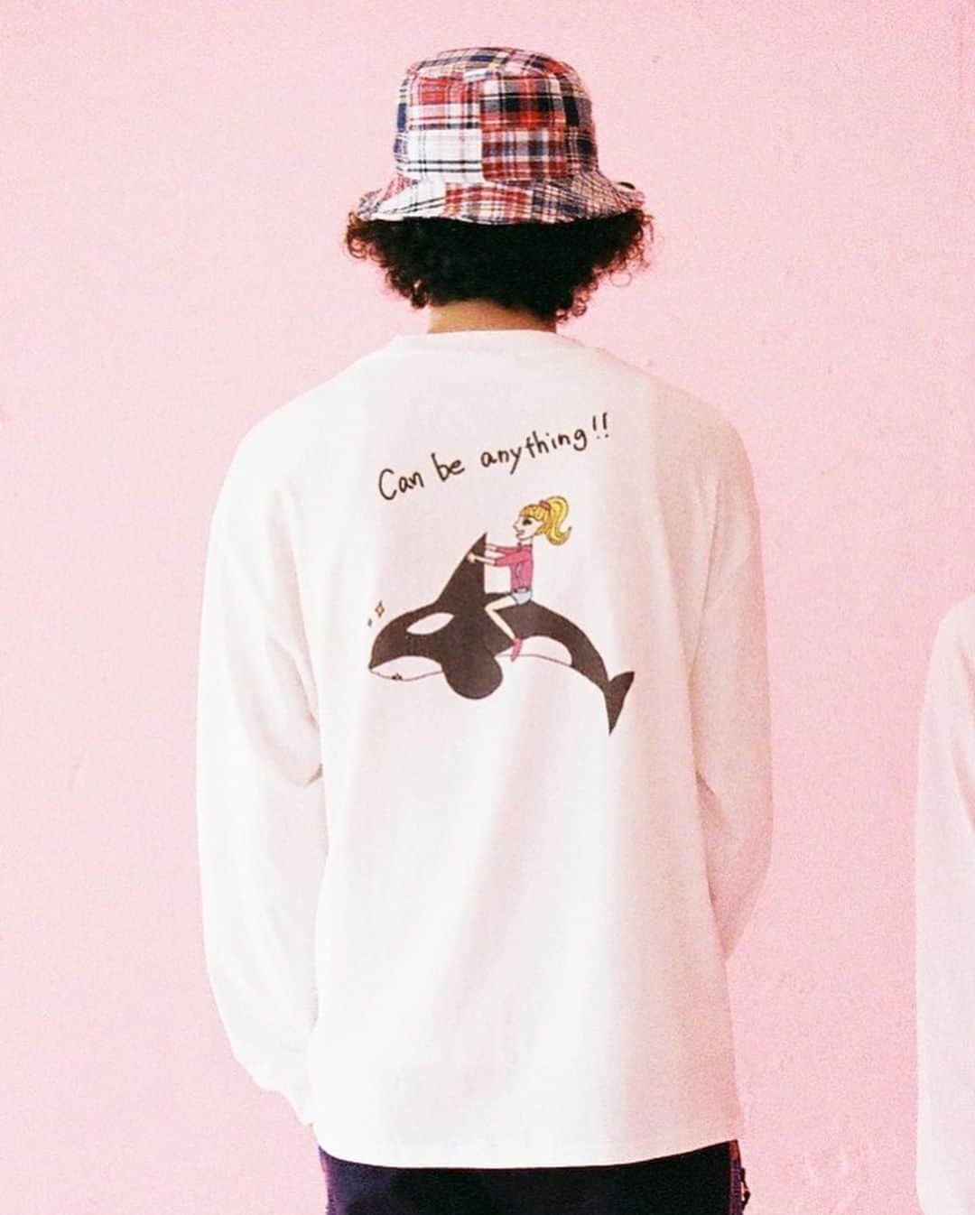 Ami さんのインスタグラム写真 - (Ami Instagram)「ロンTのバックプリントのイラストは、私が描きました😂 カラーによってイラストも違いますよーーーー‼︎ 全部チェックしてみてね♡ 個人的にシャチのイラストをお洋服にできたのがとっても嬉しい‼︎‼︎‼︎ わかる人ほとんど居ないと思うけど、シャチのモデルはKEIKOだよ‼︎🥰 コラボアイテムは、ぜひatmosオフィシャルホームページでチェックしてください♡ ハイライトにもリンク貼っておきます‼︎ #atmospink #fila #DreamAmi」9月19日 22時16分 - ami_dream05