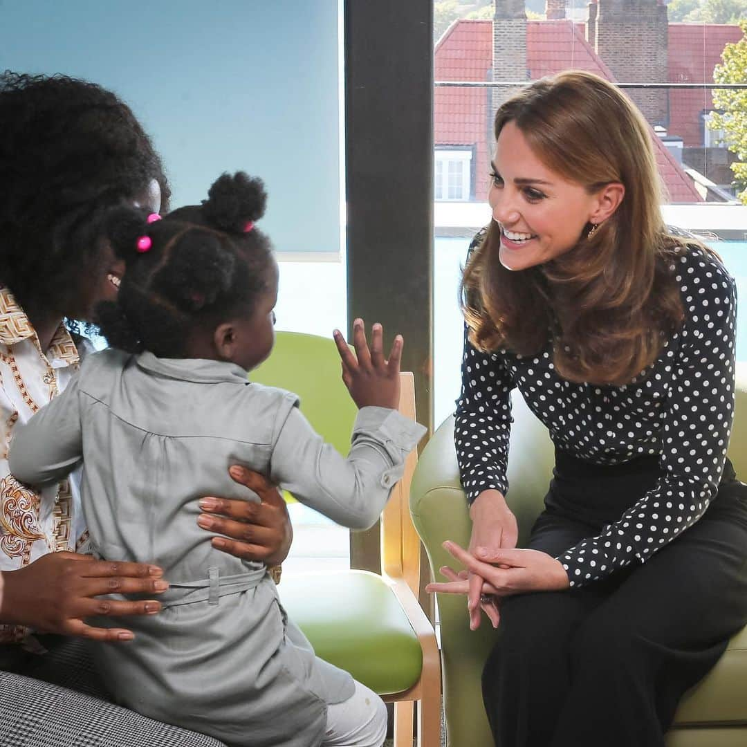 ウィリアム（ケンブリッジ公）さんのインスタグラム写真 - (ウィリアム（ケンブリッジ公）Instagram)「To further her research and engagement with the Early Years sector, The Duchess of Cambridge visited Sunshine House Children and Young People’s Health and Development Centre to meet with the Southwark Family Nurse Partnership team and highlight the valuable work that they do.  Swipe to see more about their work:  2-3. The Family Nurse Partnership (FNP) is a voluntary home visiting programme for first-time parents aged 24 and under.  Parents are partnered with a specially trained family nurse who visits them regularly, from early pregnancy until their child is two. The Duchess met the team at Sunshine House to discuss the FNP programme and its impact on clients and communities, and hear more about the strategic direction and development of the programme in England.  4-5. The Duchess met mothers who have been through the FNP programme to understand how the programme has helped them and their children.  The programme supports young mums to have a healthy pregnancy, improve their child's health and development, and reach their goals and aspirations.  Multiple rigorous evaluations show it has a long-term positive impact on child outcomes. FNP is delivered in around 70 areas across England and each local team is made up of specially trained family nurse supervisors, family nurses, and quality support officers.  6-7. FNP in Southwark is delivered by Evelina London, of which The Duchess is Patron. As part of Guy’s and St Thomas’ NHS Foundation Trust, Evelina London is a major children’s hospital and provider of community services.  From health visitors and school nurses to specialist treatment for children with long-term health conditions, Evelina London’s community services care for children and families across the boroughs of Lambeth and Southwark — thank you to everyone that came out to greet The Duchess of Cambridge today! 📷 Kensington Palace / PA」9月19日 22時17分 - princeandprincessofwales