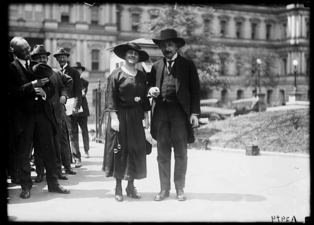 アルベルト・アインシュタインさんのインスタグラム写真 - (アルベルト・アインシュタインInstagram)「Throwback Thursday: Rare photo of Albert Einstein and his wife Elsa, circa 1922.  #einstein #cowboy #photo #throwbackthursday」9月19日 22時23分 - alberteinstein