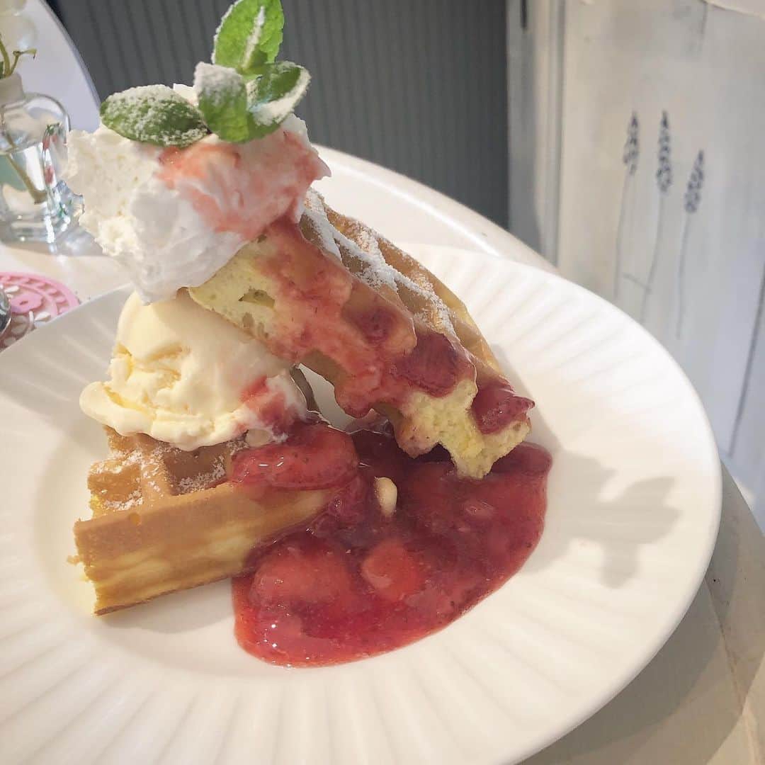 中野愛理さんのインスタグラム写真 - (中野愛理Instagram)「┊︎𝐰𝐚𝐟𝐟𝐥𝐞 ㅤㅤㅤㅤㅤㅤㅤㅤㅤㅤㅤㅤ いちごのワッフル 🍓‪❤︎ ㅤㅤㅤㅤㅤㅤㅤㅤㅤㅤㅤㅤ #ワッフル #waffle #strawberry  ㅤㅤㅤㅤㅤㅤㅤㅤㅤㅤㅤㅤ」9月19日 22時24分 - airi_nakano_