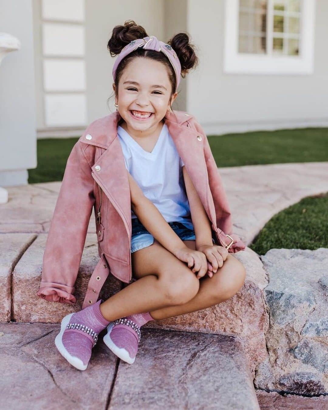 ALDO shoesさんのインスタグラム写真 - (ALDO shoesInstagram)「Who run the world? Girls. Get your mini me looking as cute and play-ready as @babyellestyle with slip-ons Gweliniel. #AldoKids」9月19日 22時25分 - aldo_shoes