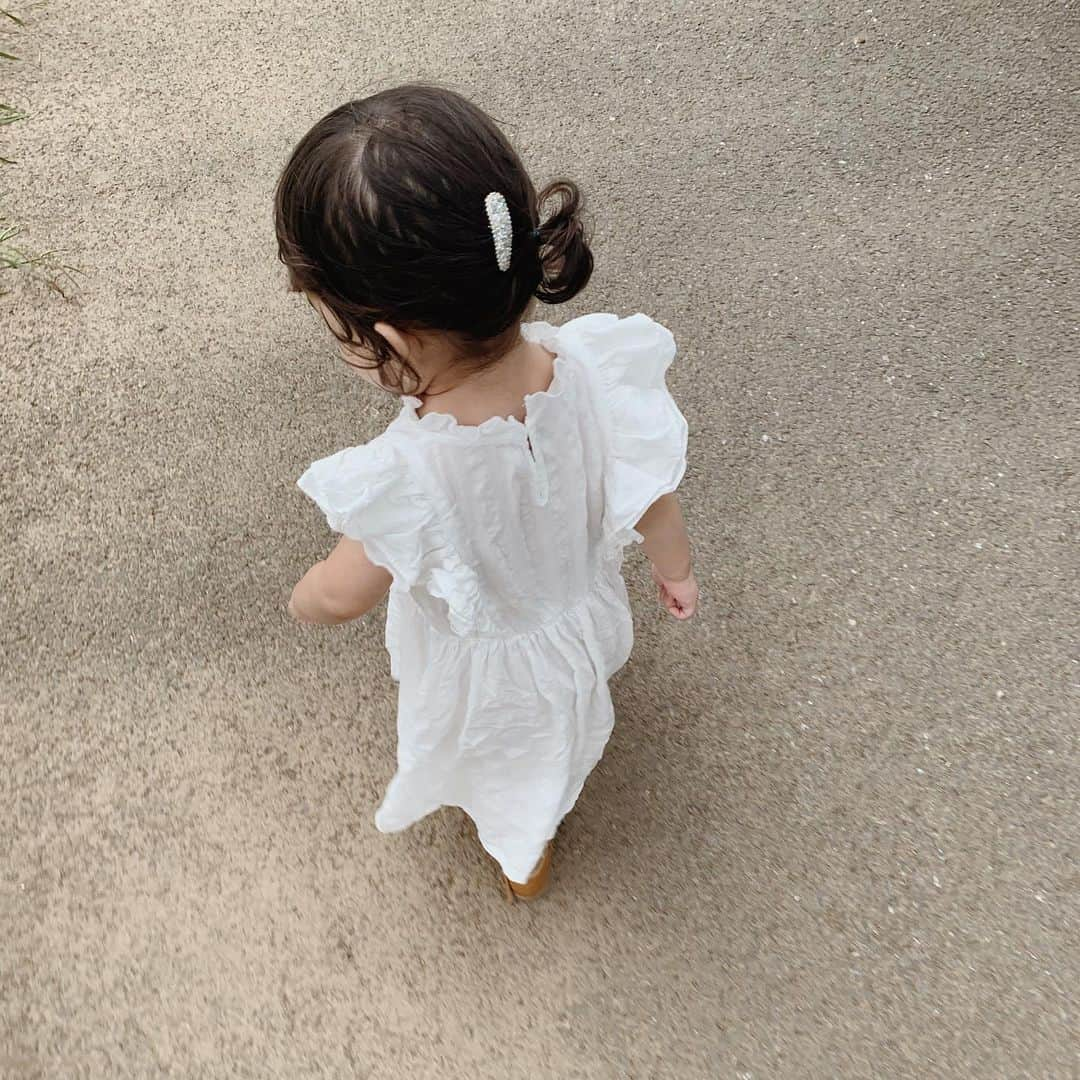 菅谷梨沙子さんのインスタグラム写真 - (菅谷梨沙子Instagram)「お散歩をしたある日🌥 今までは抱っこが大好きだったので、抱っこ紐の中で周りをキョロキョロしていましたが… 最近は眠い時以外 自分の足で歩いて行きたいと思った所、気になったものを止まって見たりしながらお散歩しています✨🔭 . 2枚目は娘より10歳くらい年上のお兄ちゃん達がサッカーの試合⚽️をしていた所を見ていた娘。 . . #1歳6ヶ月#女の子」9月19日 22時26分 - risako_sugaya