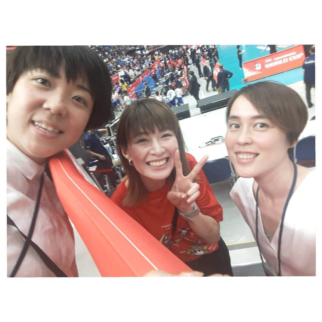 大山未希さんのインスタグラム写真 - (大山未希Instagram)「✊ 日本vs中国 応援にいってきました‼ みんなに会えた❤ 解説、リポーターなど、同世代ががんばってるからこそ 引退した選手たちが 会場を盛り上げる役をやるのもいいなと感じた日。 それぞれの役割、立場で みんなでバレーを盛り上げていけたらいいなと思う😊 まだまだ試合は続きます！ #頑張れ日本 👍✨🇯🇵 #鉄腕ママ #さおりのカレーパンおいしかった ❤ #まつげつけてあげたよ(笑) ↓」9月19日 22時36分 - miki_oyama1003