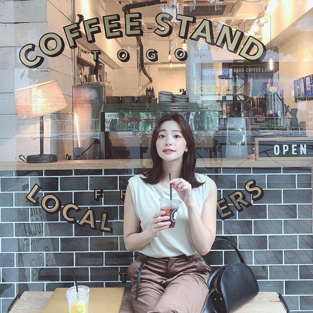 いのうえです。さんのインスタグラム写真 - (いのうえです。Instagram)「ㅤㅤㅤㅤㅤㅤㅤㅤㅤㅤㅤㅤㅤ #mao_tabelogu このとき沢山歩いたあとで すっごく喉乾いてて、いまなら 珈琲飲める気がするって思って 行ってみたコーヒーのお店☕️ #THELOCALCOFFEESTAND ㅤㅤㅤㅤㅤㅤㅤㅤㅤㅤㅤㅤㅤ いろんな種類のコーヒーがあってね 年々にがっ！！っていうのが 無くなってきてる気がして... コーヒーの匂いとかすごくすきで いまなら飲める気がするんですって 店員さんに相談したらとっても丁寧 相談にのってくれて1番飲みやすいの 教えてくれて、飲んだら飲めた👏🏻👏🏻 ㅤㅤㅤㅤㅤㅤㅤㅤㅤㅤㅤㅤㅤ まだすごく渋いのは飲めないけど ちょっとずつ慣れてきてる ブラックで飲める人に憧れる😂 みんなはコーヒー飲めますか？(小声) ㅤㅤㅤㅤㅤㅤㅤㅤㅤㅤㅤㅤㅤ 店員さんも優しくてお店も可愛くて おすすめな珈琲屋さん♥ #カフェ#カフェ巡り#青山カフェ #渋谷カフェ#表参道カフェ#カフェ巡り #珈琲#コーデ#ブラウンコーデ #ワントーンコーデ#ベージュコーデ」9月19日 22時30分 - i_mao__