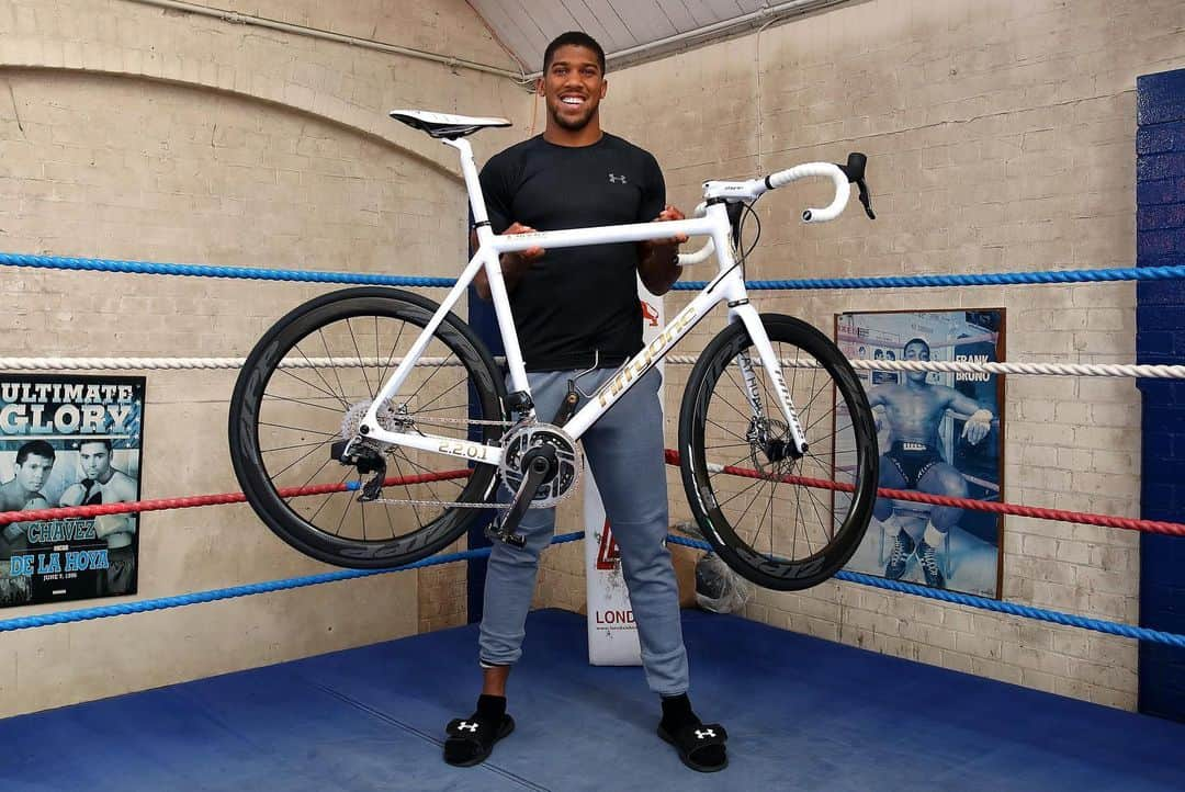 Zipp Speed Weaponryさんのインスタグラム写真 - (Zipp Speed WeaponryInstagram)「Great to see @anthonyjoshua with his handmade @fiftyonebikes carbon machine with #ZippSpeed and @sramroad #etapaxs. The 6-foot-6 Joshua’s bike has a 60.6cm seat tube. For wheels, he has 303 NSW Disc brake wheels with 28mm wide Zipp Tangente tires. The former unified heavyweight champ is in training for a December rematch to regain his belts. 📷 @charliecrowhurst」9月19日 22時31分 - zippspeed