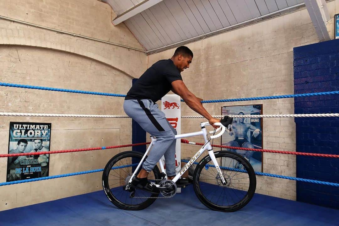 Zipp Speed Weaponryさんのインスタグラム写真 - (Zipp Speed WeaponryInstagram)「Great to see @anthonyjoshua with his handmade @fiftyonebikes carbon machine with #ZippSpeed and @sramroad #etapaxs. The 6-foot-6 Joshua’s bike has a 60.6cm seat tube. For wheels, he has 303 NSW Disc brake wheels with 28mm wide Zipp Tangente tires. The former unified heavyweight champ is in training for a December rematch to regain his belts. 📷 @charliecrowhurst」9月19日 22時31分 - zippspeed