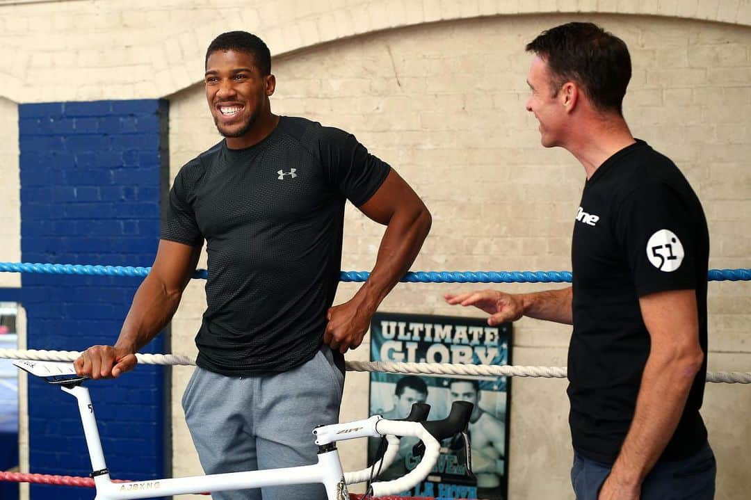 Zipp Speed Weaponryさんのインスタグラム写真 - (Zipp Speed WeaponryInstagram)「Great to see @anthonyjoshua with his handmade @fiftyonebikes carbon machine with #ZippSpeed and @sramroad #etapaxs. The 6-foot-6 Joshua’s bike has a 60.6cm seat tube. For wheels, he has 303 NSW Disc brake wheels with 28mm wide Zipp Tangente tires. The former unified heavyweight champ is in training for a December rematch to regain his belts. 📷 @charliecrowhurst」9月19日 22時31分 - zippspeed