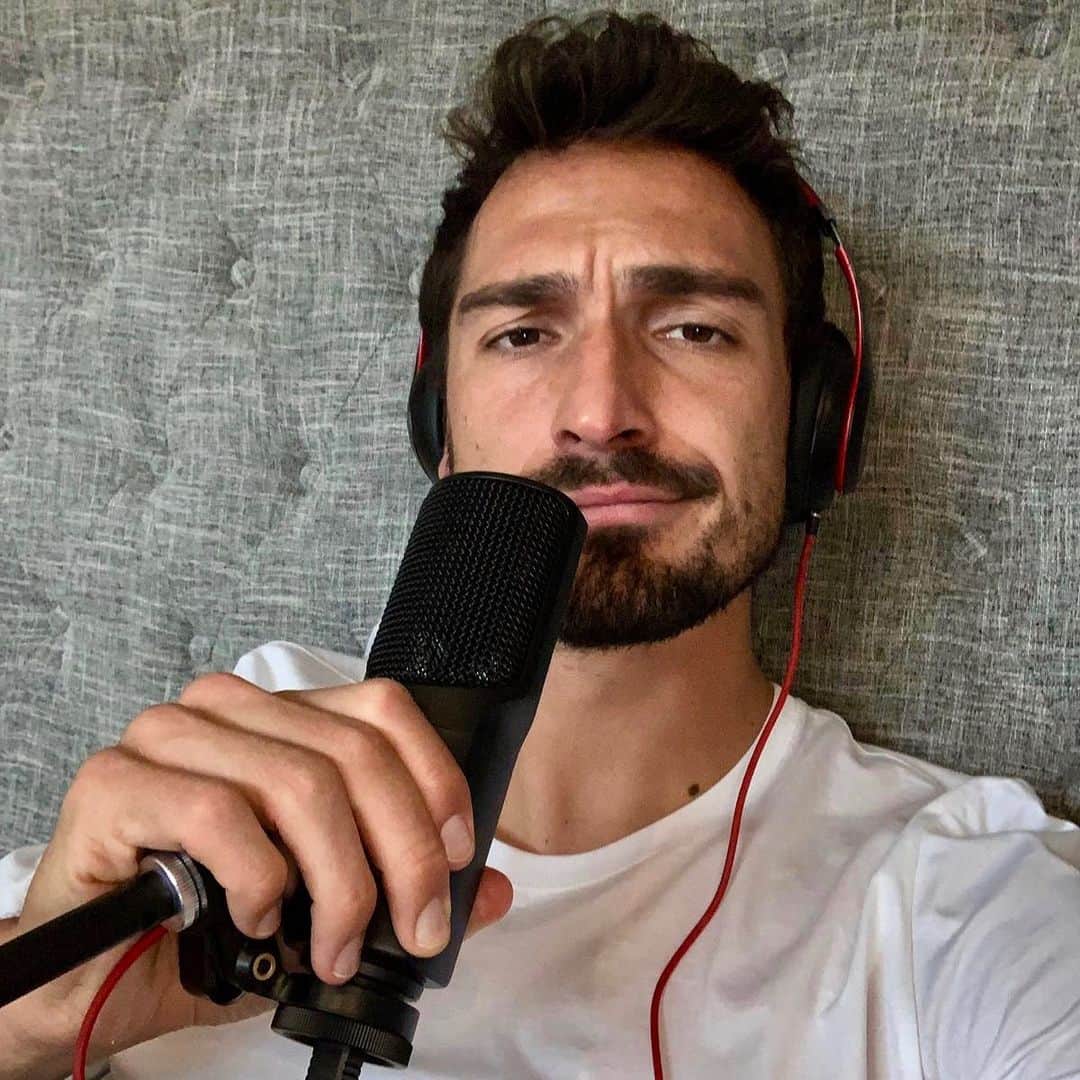 マッツ・フメルスのインスタグラム：「🎙🎧 Podcasting again! Neue Folge von @alleineistschwer.podcast ist online.  Link in Bio!  P.S.: die ersten 5 Minuten gingen runter wie Öl, wertes Bruderherz😅」