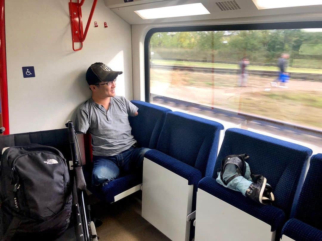乙武洋匡さんのインスタグラム写真 - (乙武洋匡Instagram)「長距離列車で移動中🚈  ヨーロッパの列車には、こうして車椅子や自転車専用の車両があることも。  誰でも安心して旅が楽しめるようになるといいですよね。  #東欧旅行 #バルト三国 #長距離列車 #鉄道の旅 #車椅子の旅 #車椅子旅行 #バリアフリー旅行」9月19日 22時43分 - ototake_official