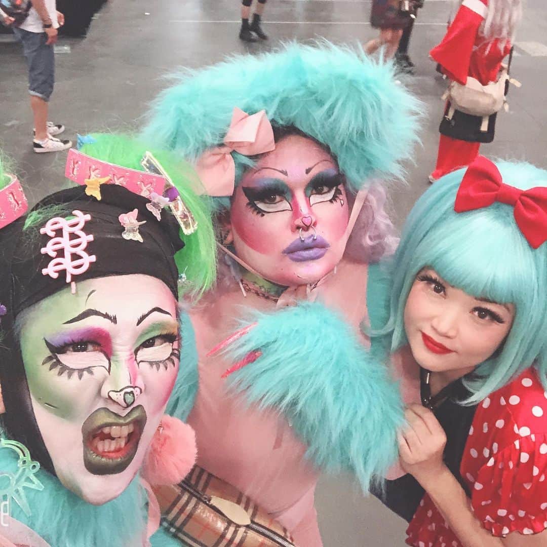 ジュン中山のインスタグラム：「#dragconnyc2019 #dragcon2019 #fruitfly #faghag #freshmeat #chickens Love 💗 my friends drag at dragcon 2019 💗🌈✨🦄🧚‍♀️ love to see @danisomura drag :styling and makeup by @daddy_is_cute_too #instagood #lgbt #babybluebitches #artist」